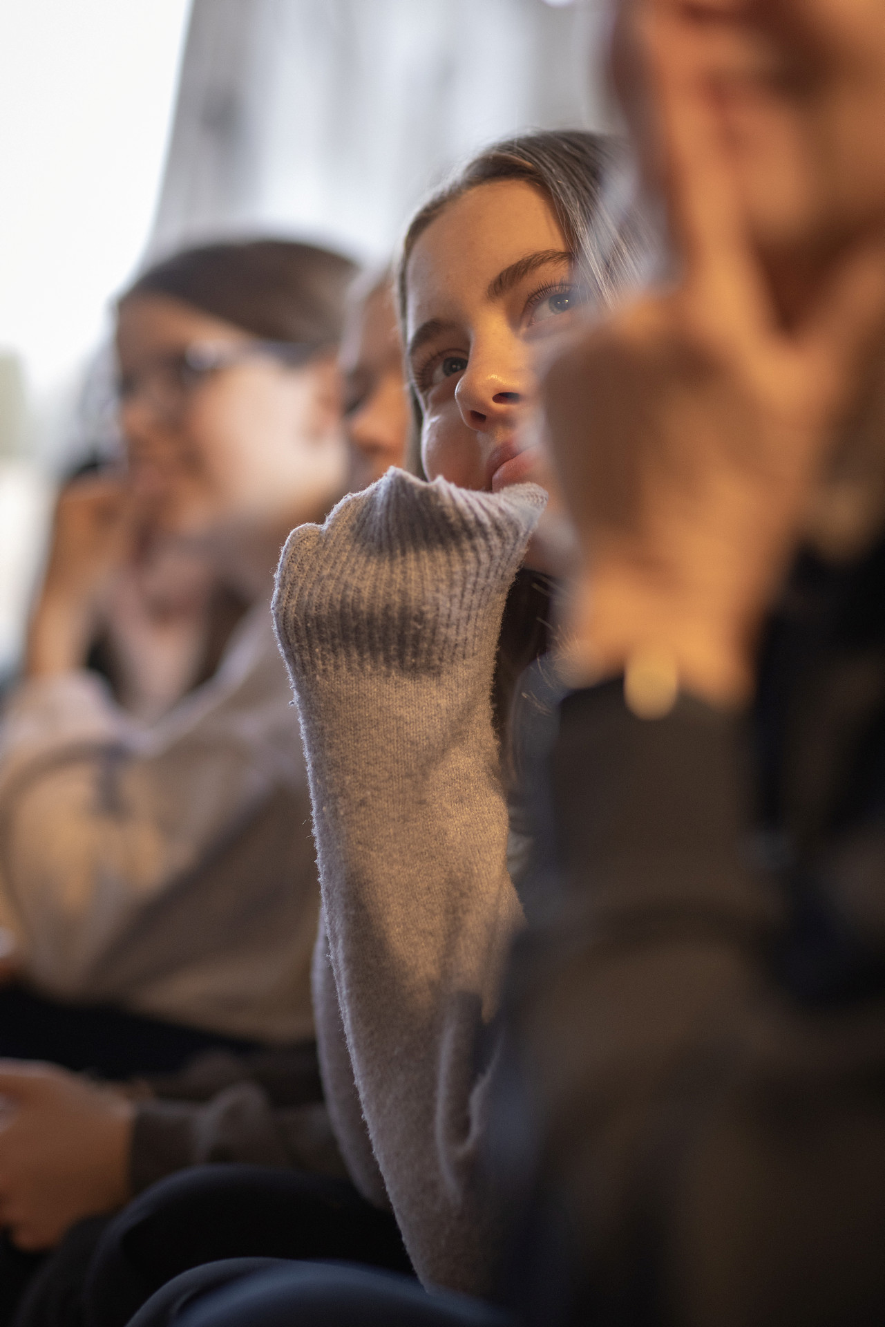 En person som tittar upp med en varm blick.