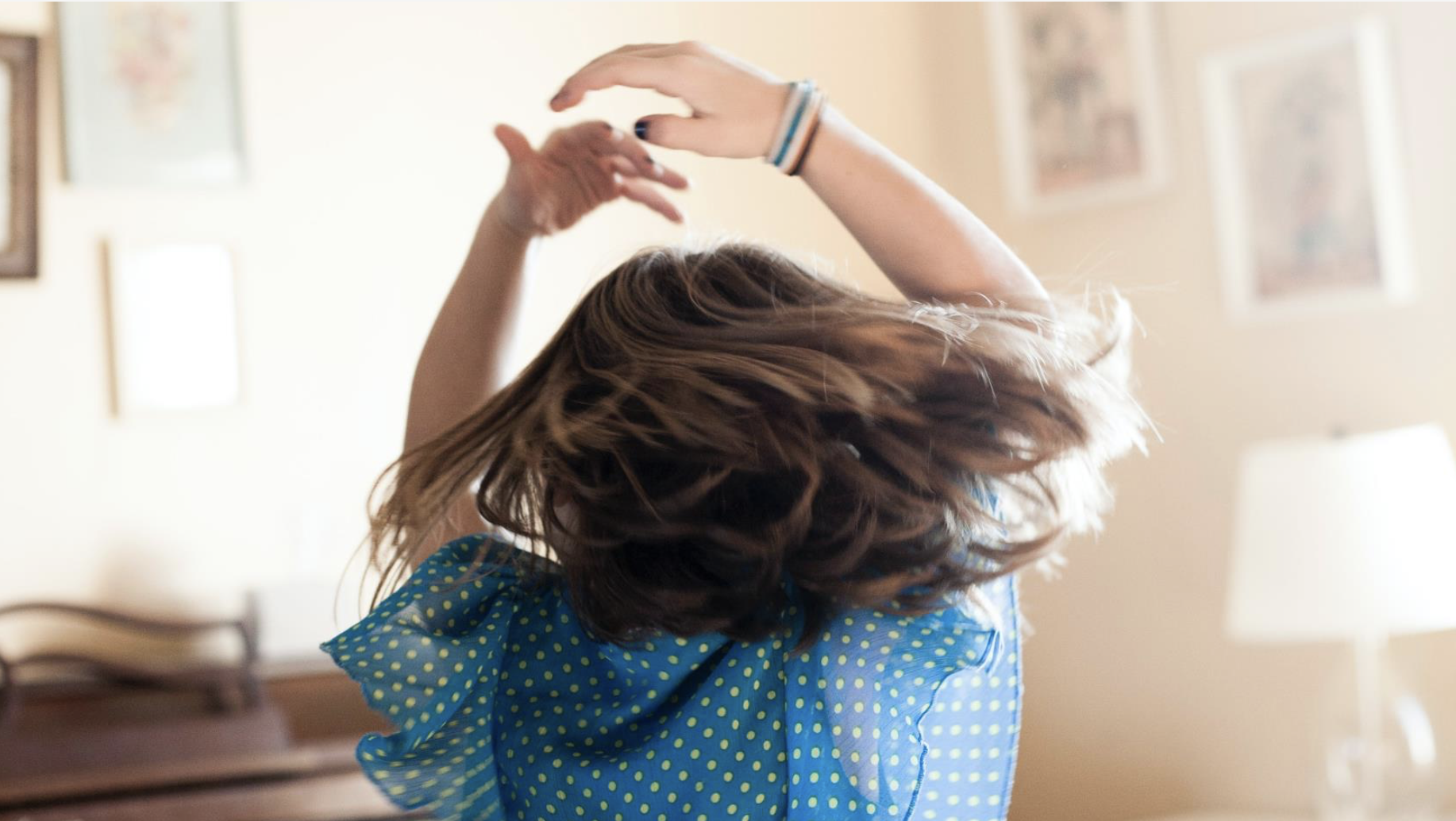 Ett barn som dansar. 