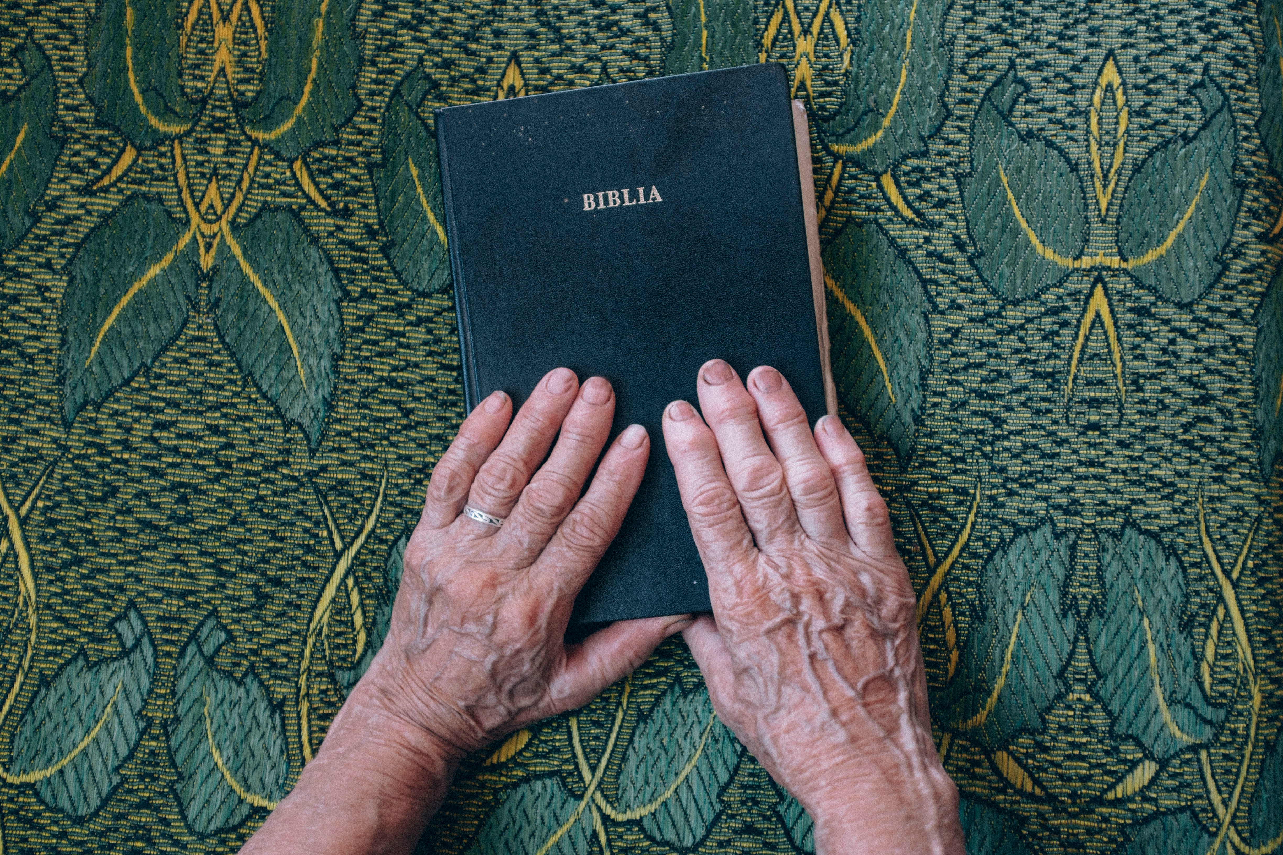 två händer på en bibel