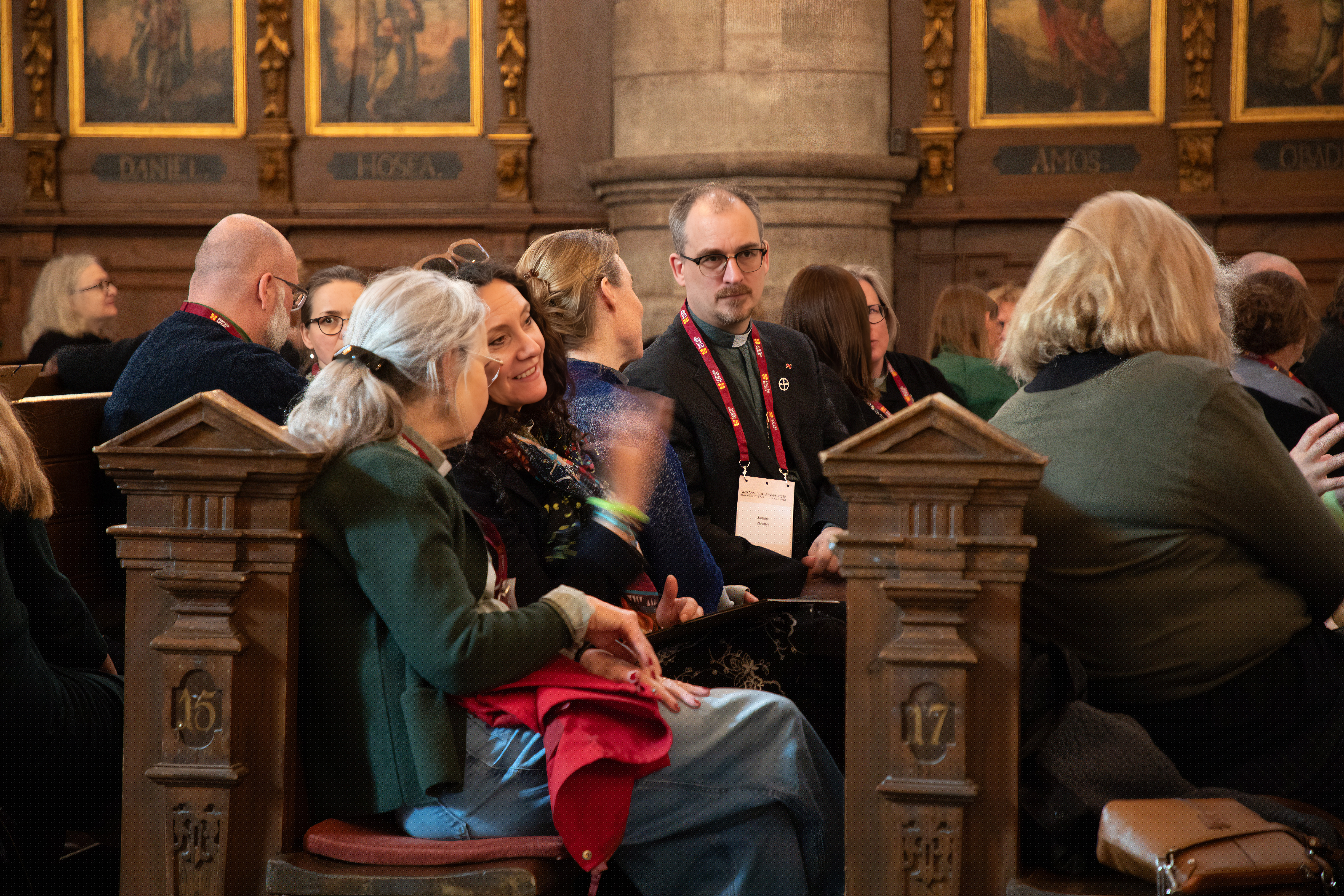 Diakoner och präster samtalar i kyrkbänken i Tyska kyrkan