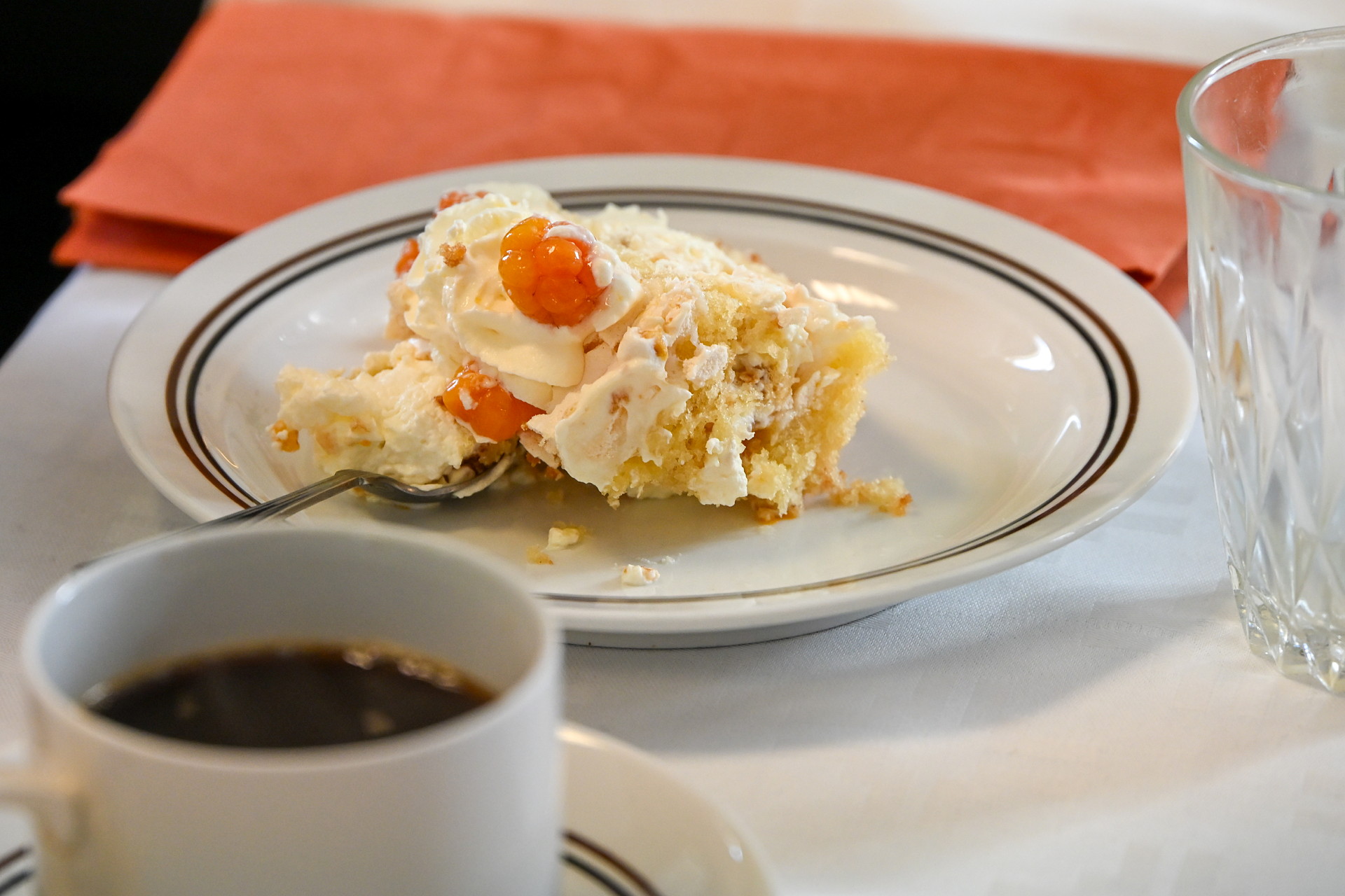 Marängtårta med hjortron.