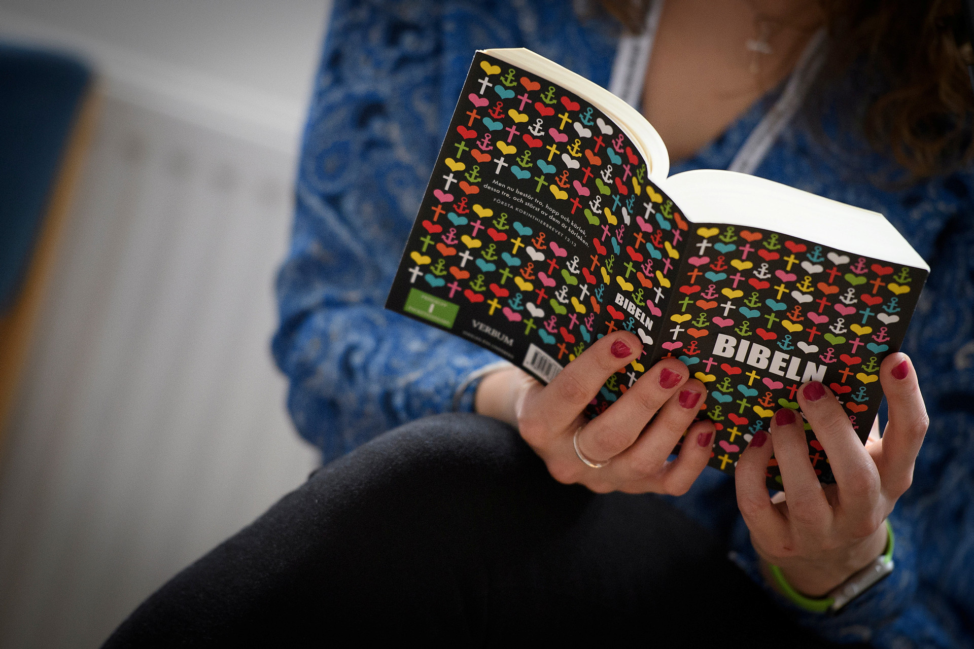 Ung kvinna läser bibeln. 