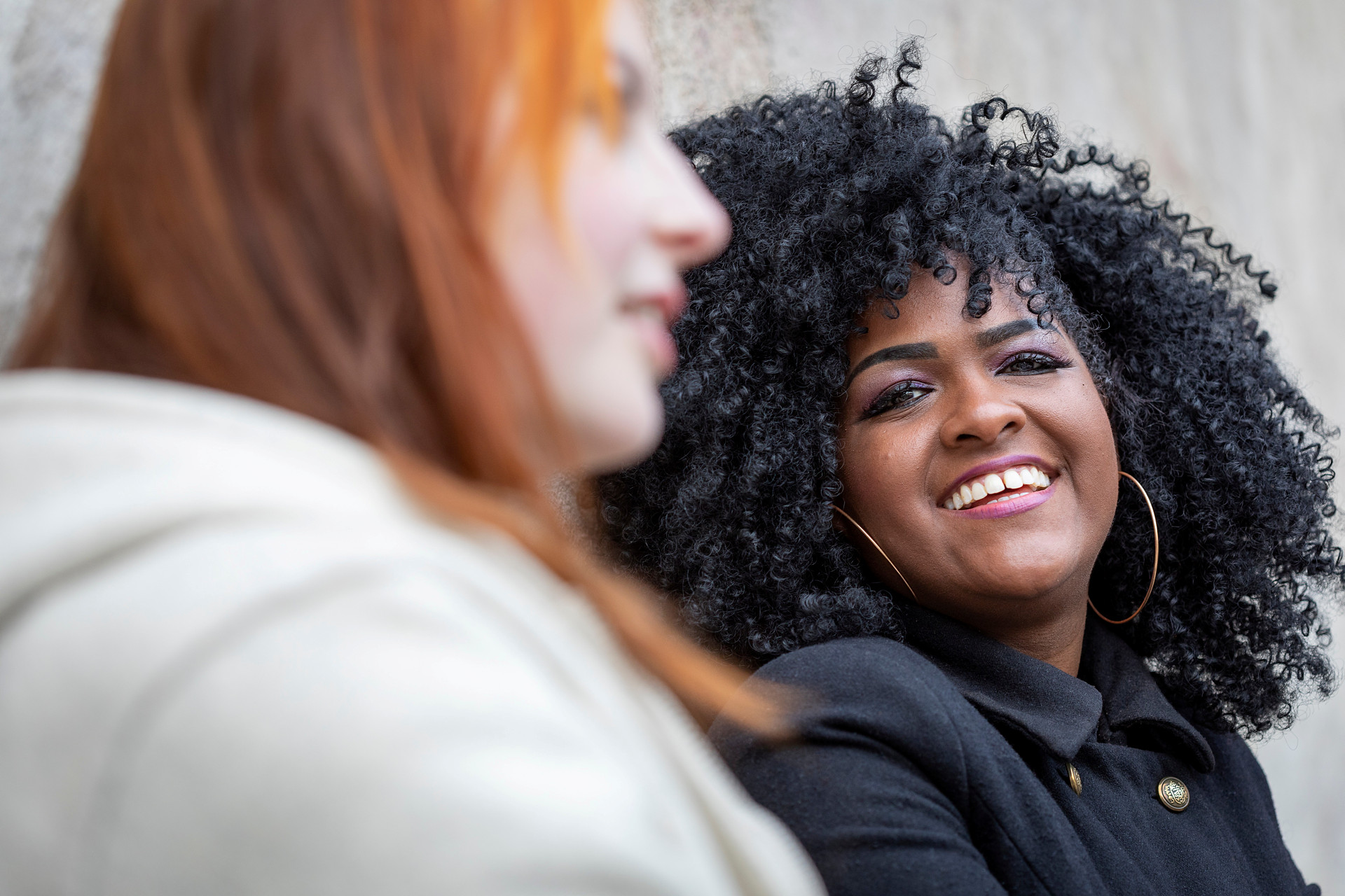 Bild på två unga kvinnor i samtal. 