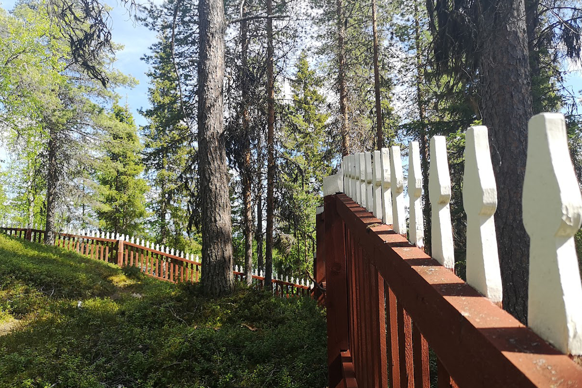 Bild på Akamella kyrkogård.