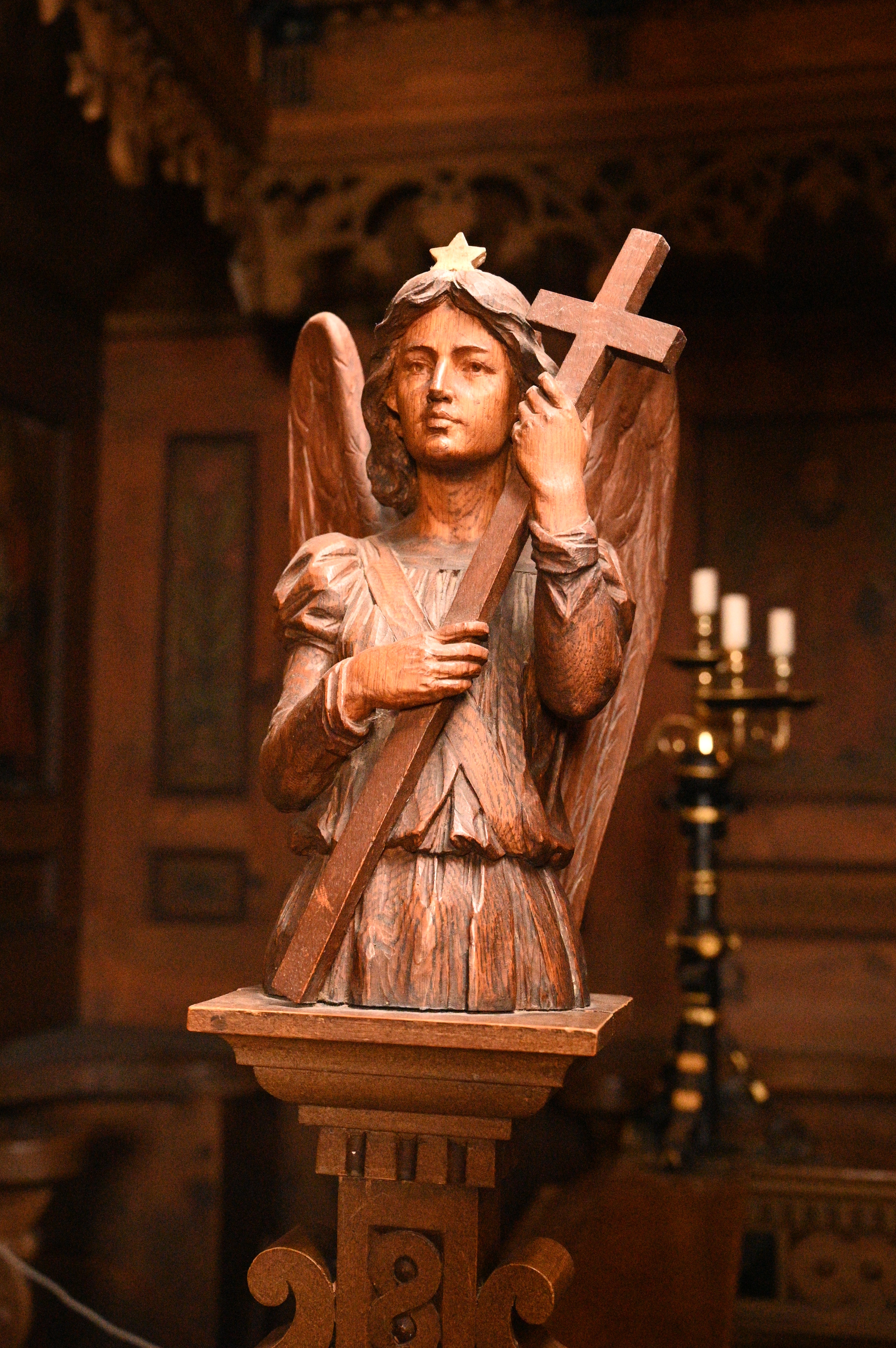 Träsnidad ängel som bär ett kors. Finns i Dalhem kyrka