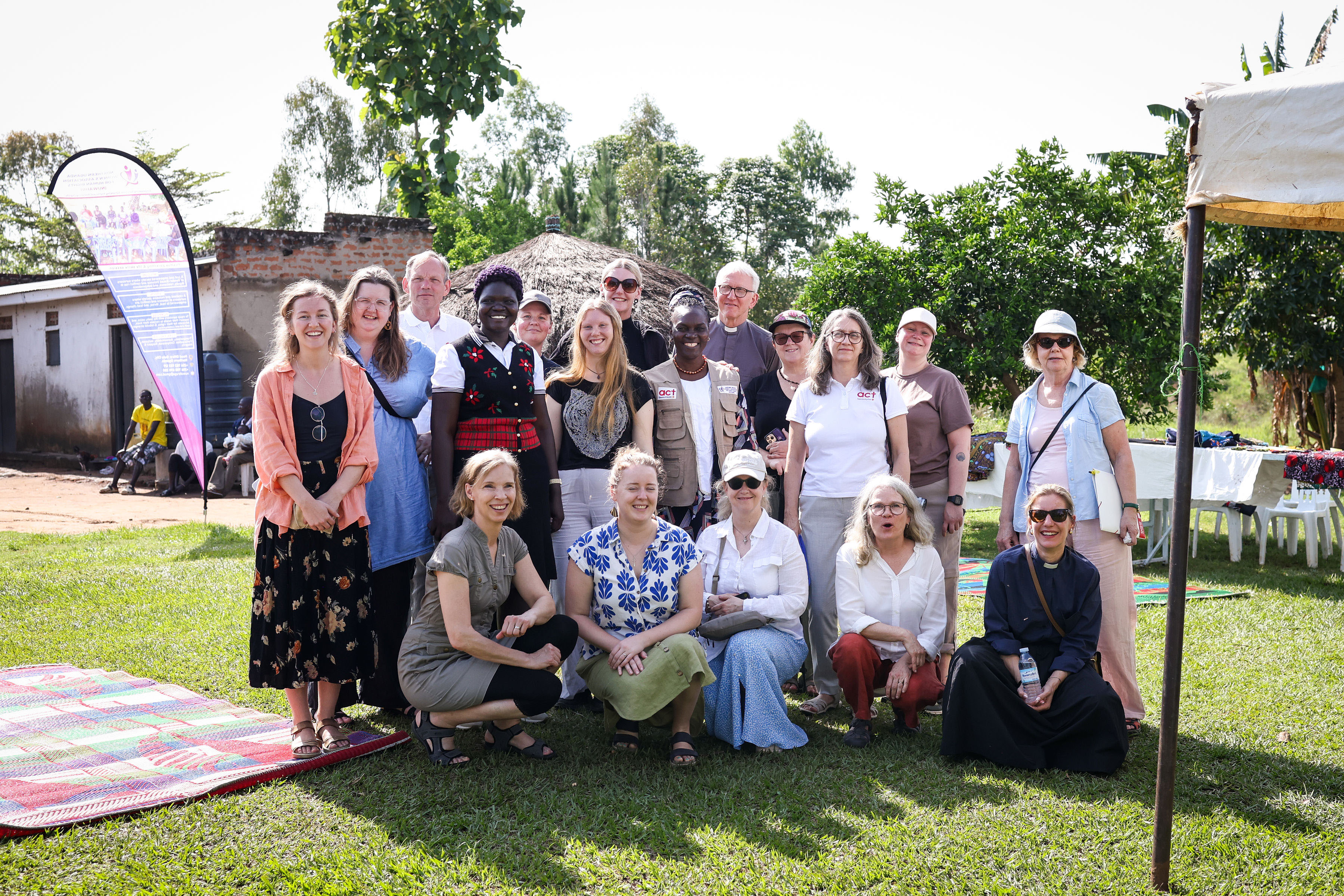 Inspiratörer från Act Svenska kyrkan tillsammans med representanter för Northern Uganda Women's Association for Human Rights. 