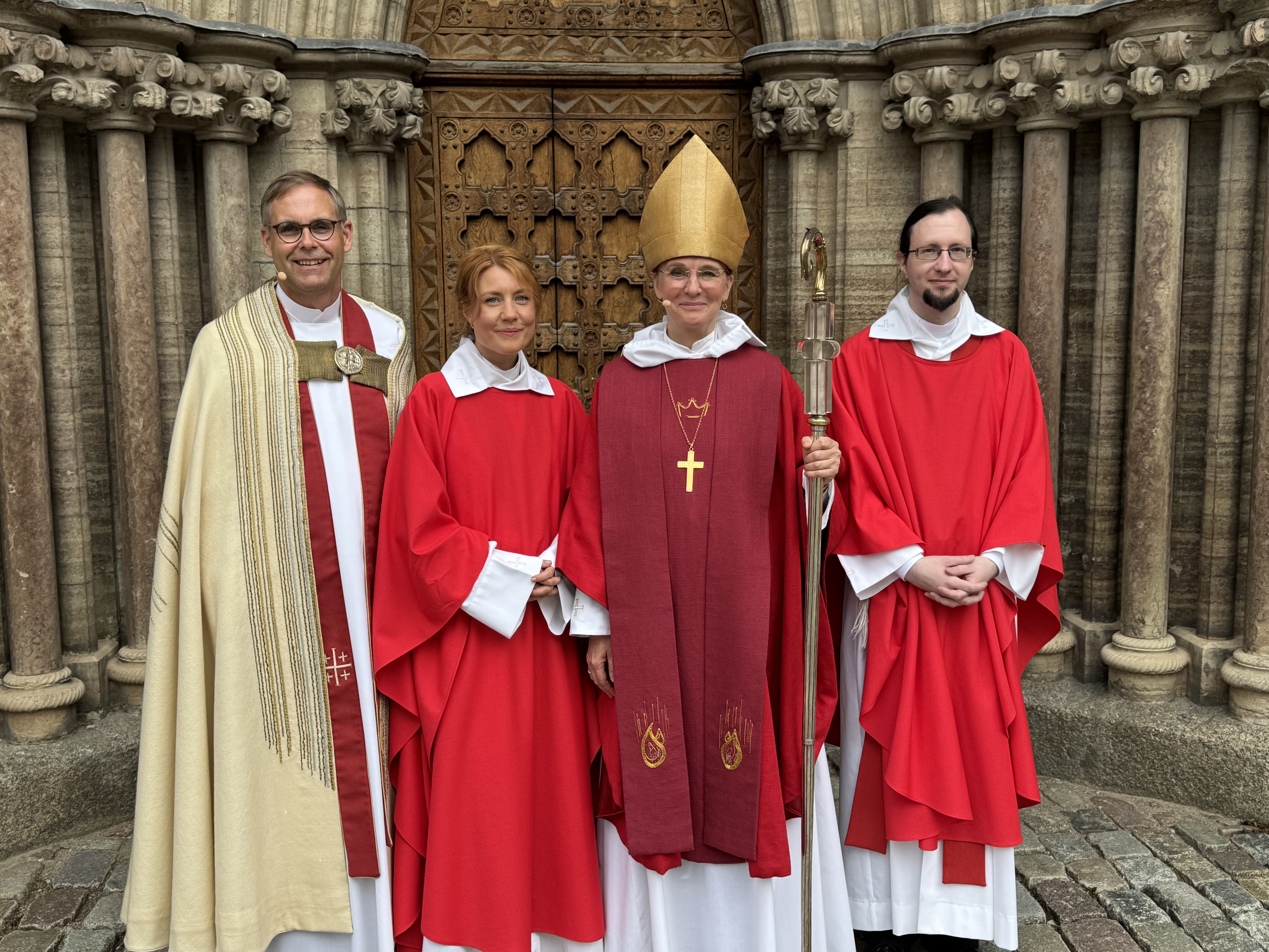 Domprost Mattias Bähr, prästkandidat Maria Blank, biskop Marika och prästkandidat Björn Blom.Domprost Mattias Bähr, prästkandidat Maria Blank, biskop Marika och prästkandidat Björn Blom framför en av portarna vid Linköpings domkyrka.