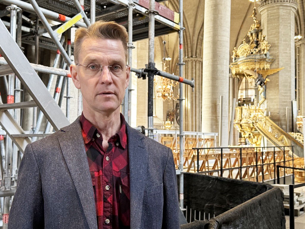 Stiftsantikvarie Niclas Fredriksson vid byggställning i domkyrkan i Linköping.