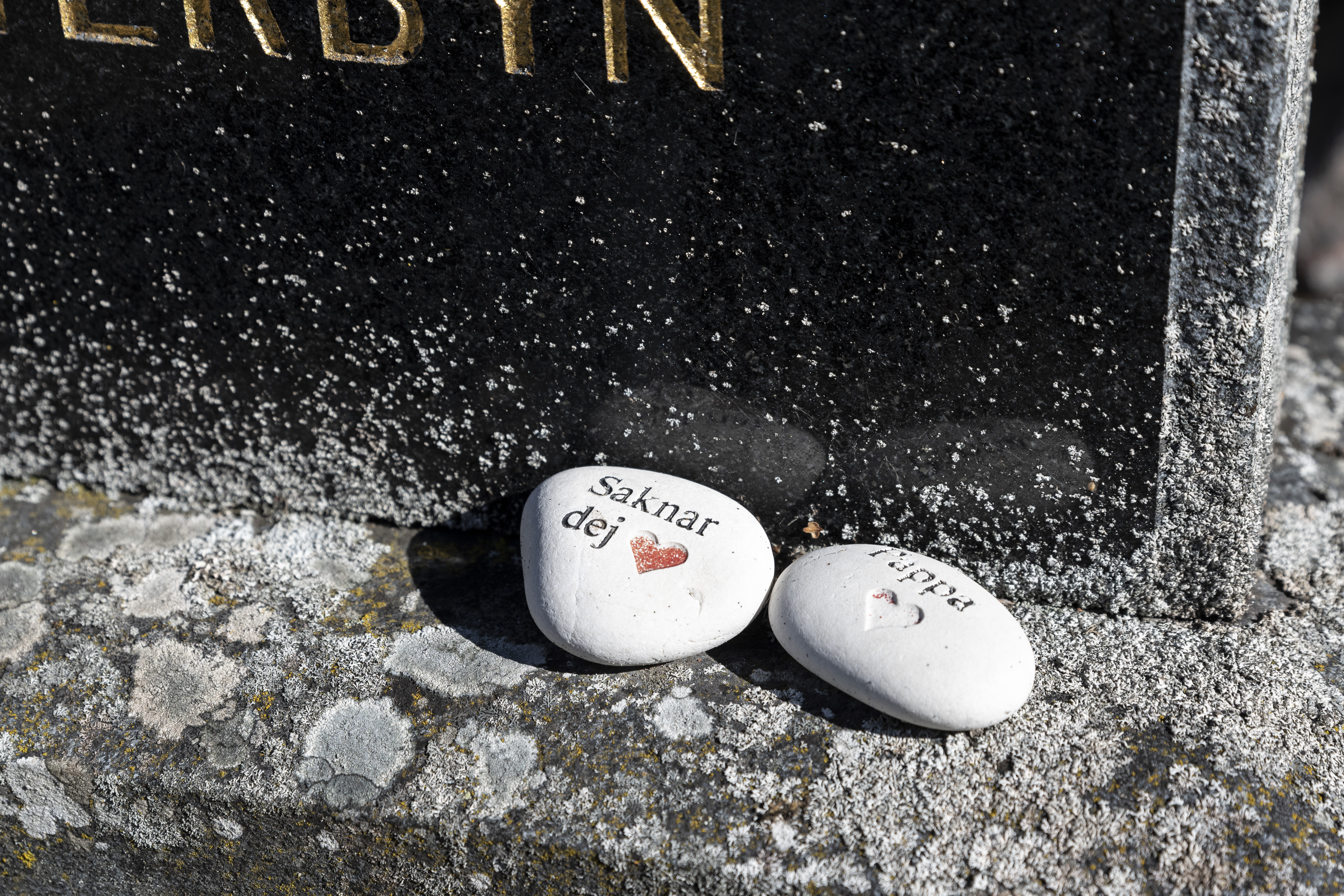 Två stenar som det står: saknar dig och pappa