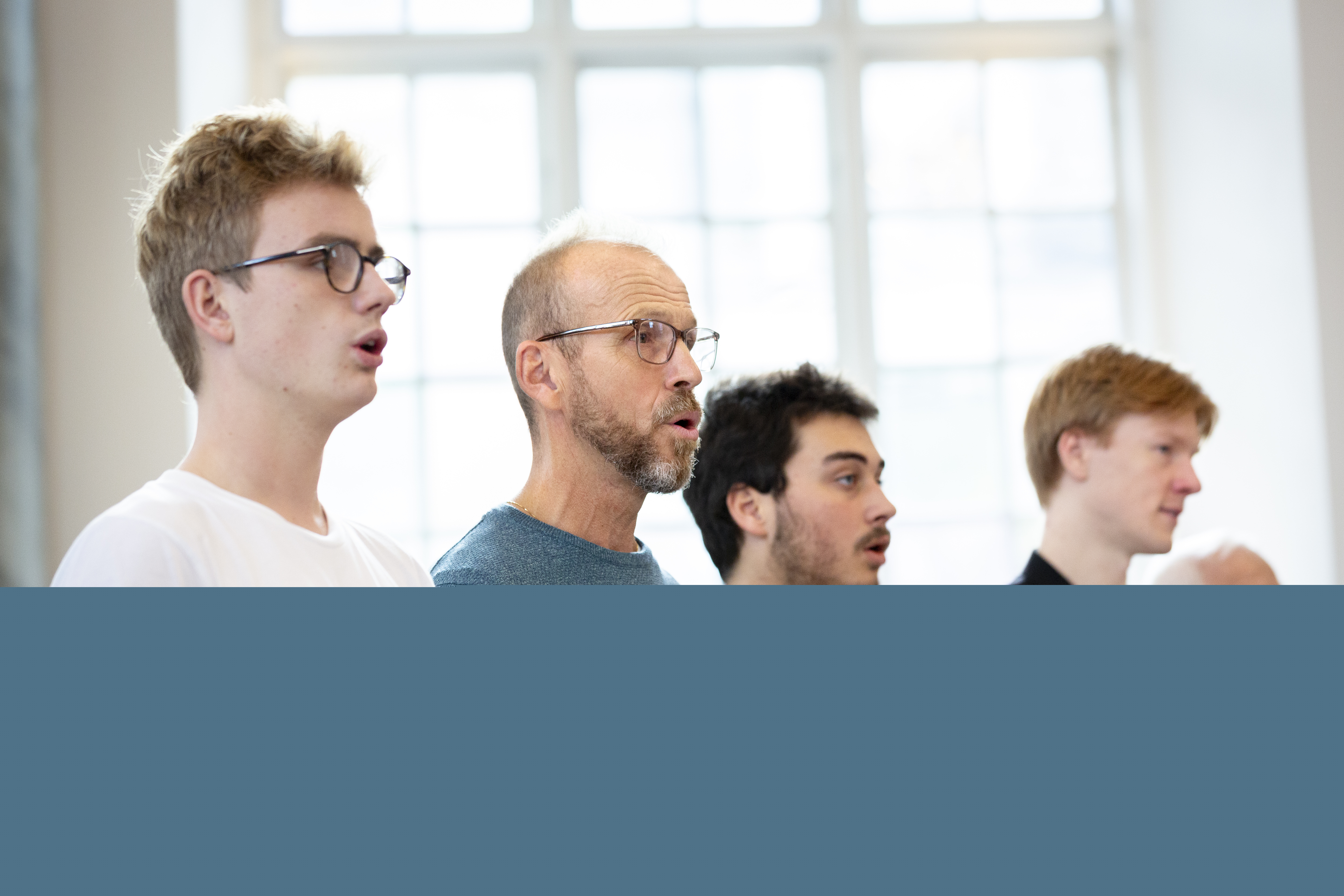 Män i olika åldrar sjunger