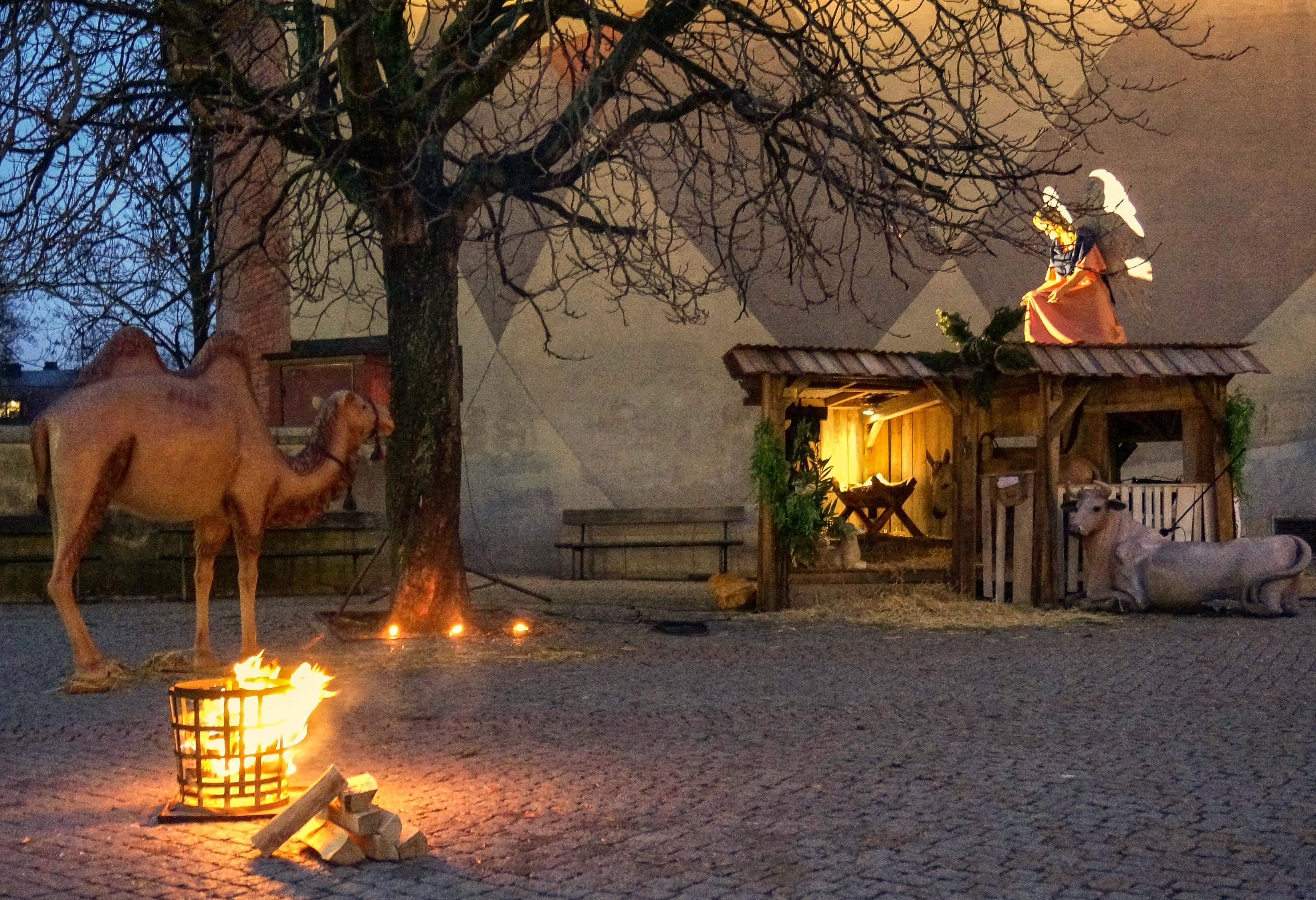 Krubban på Årsta torg i skymning