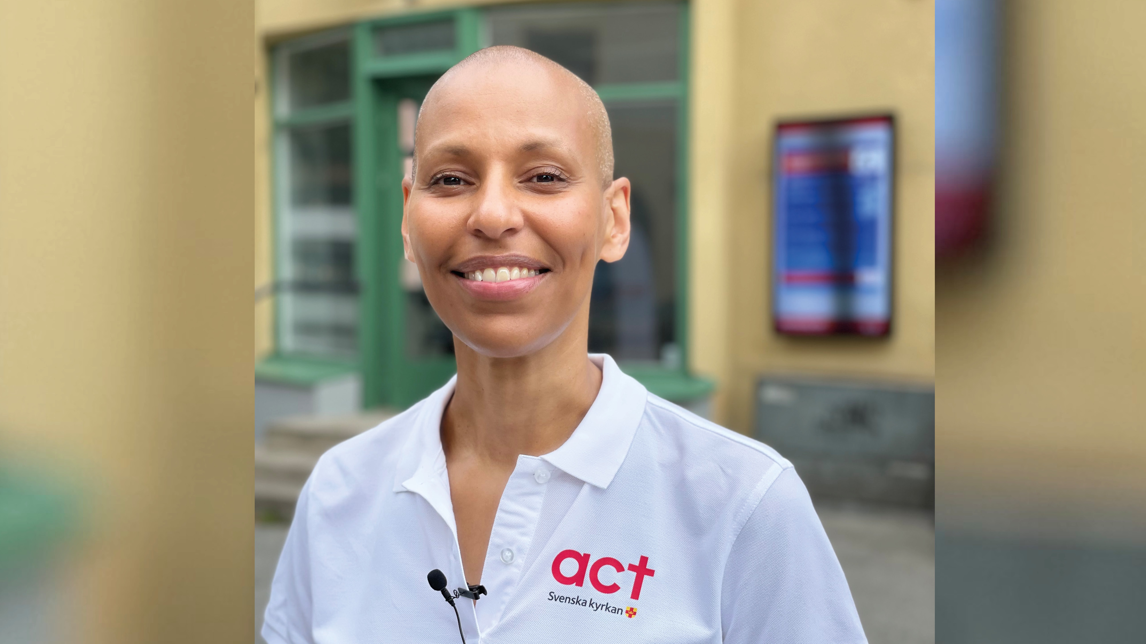 Hazel Lindkvist står utanför Kyrkvillan