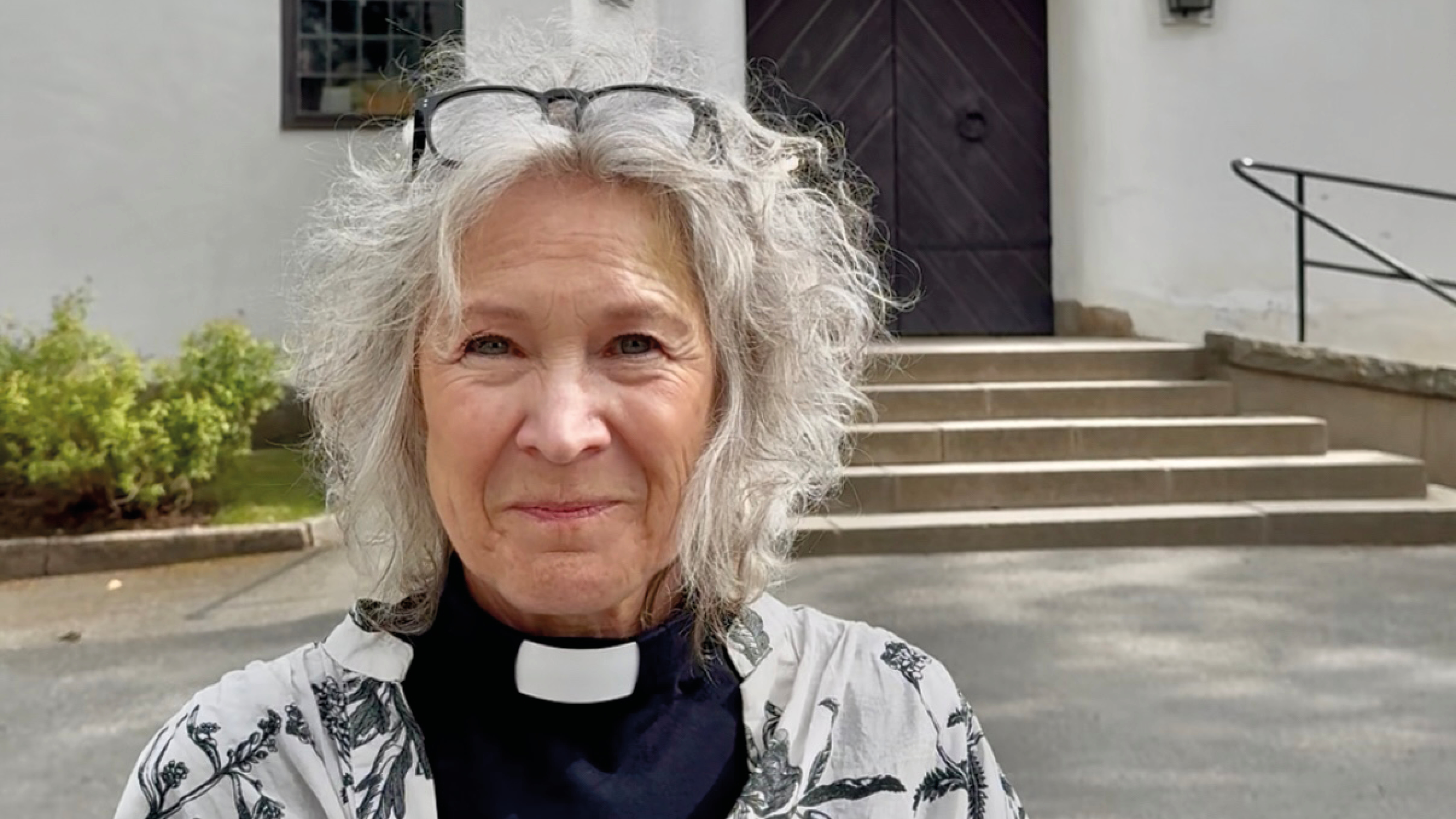 Marie Rehnstam utanför Enskede kyrka
