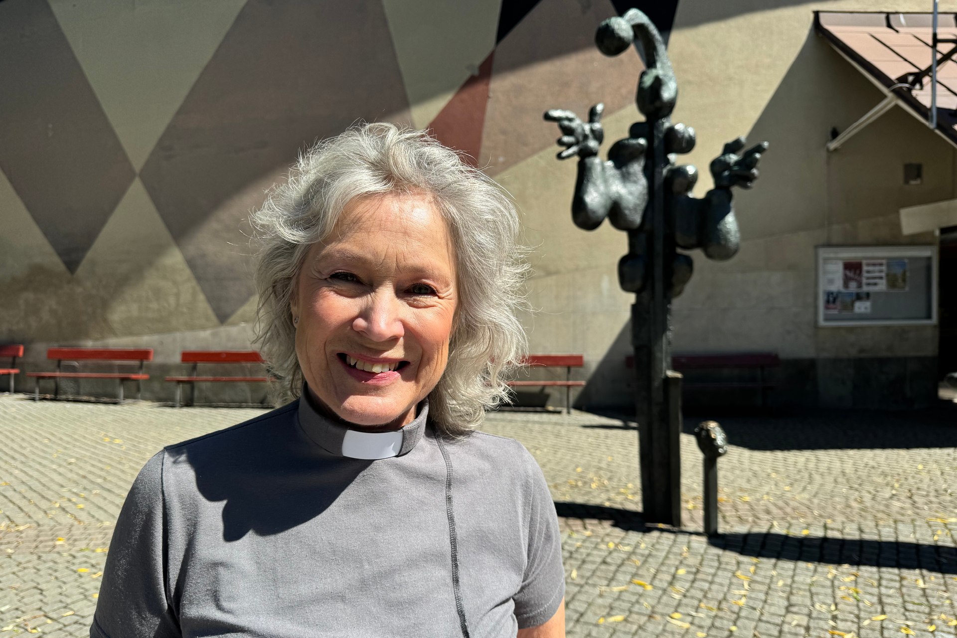 Kyrkoherde Marie Rehnstam på Årsta torg.