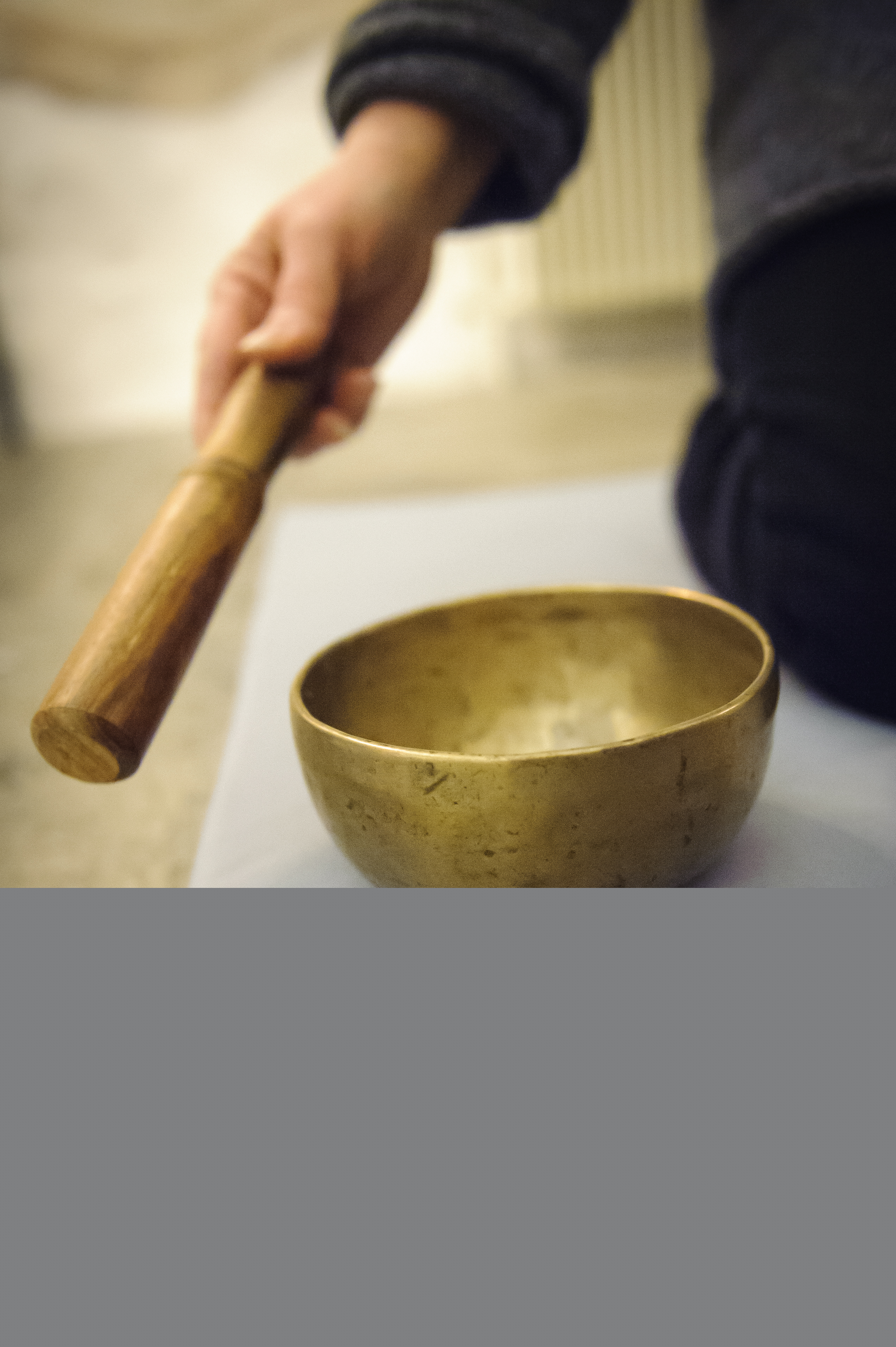 En meditationsskål och en träpinne
