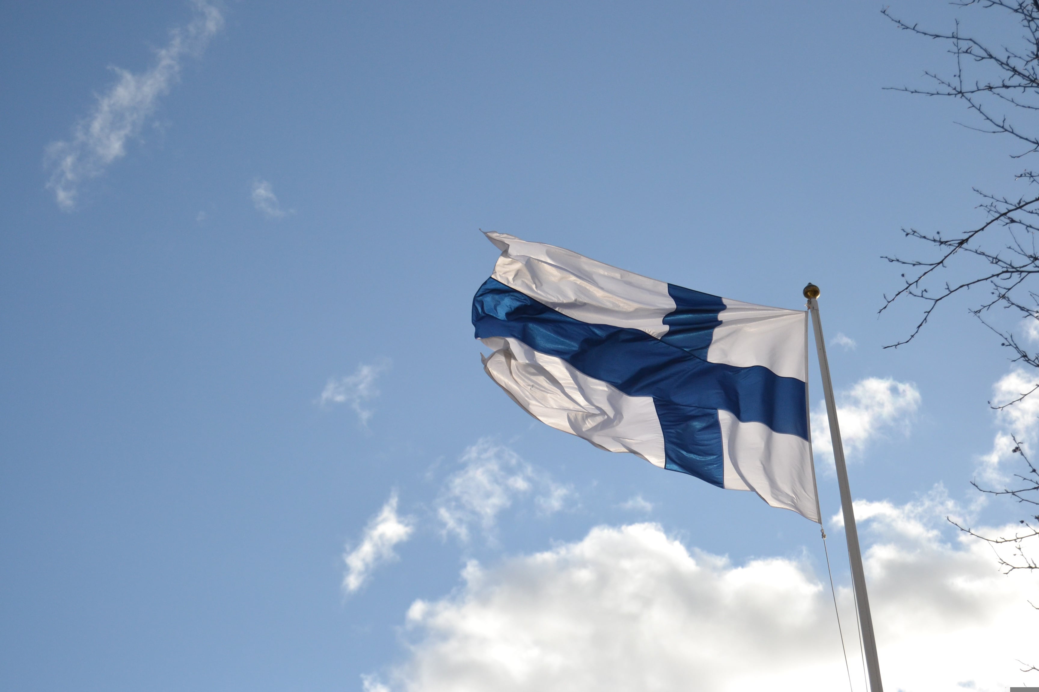 Finsk flagga mot blå himmel