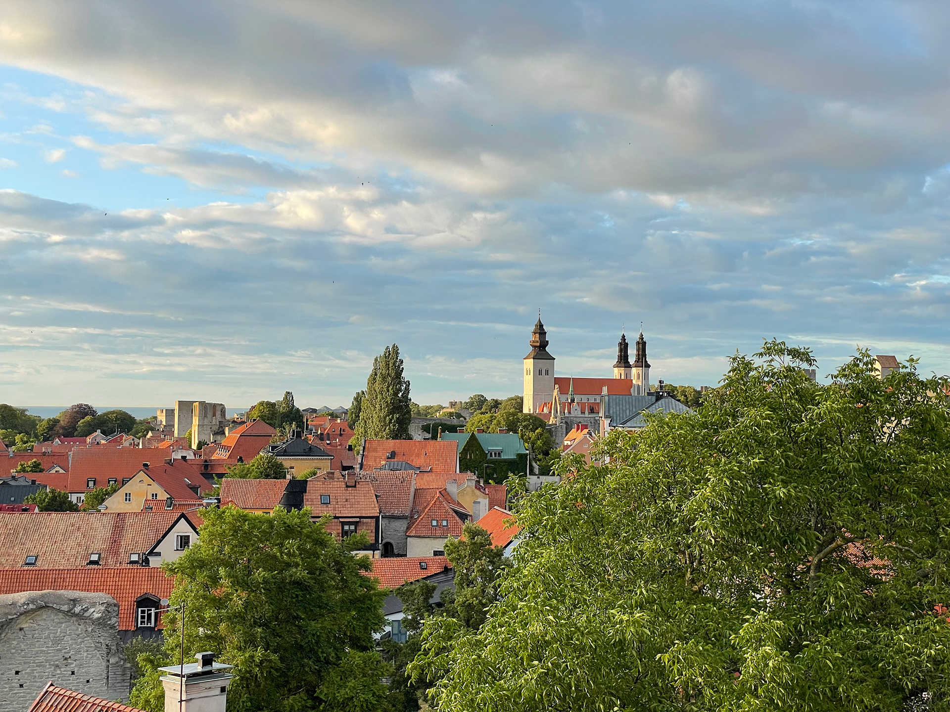 Visby domkyrka, foto taget från sydväst med hustak emellan