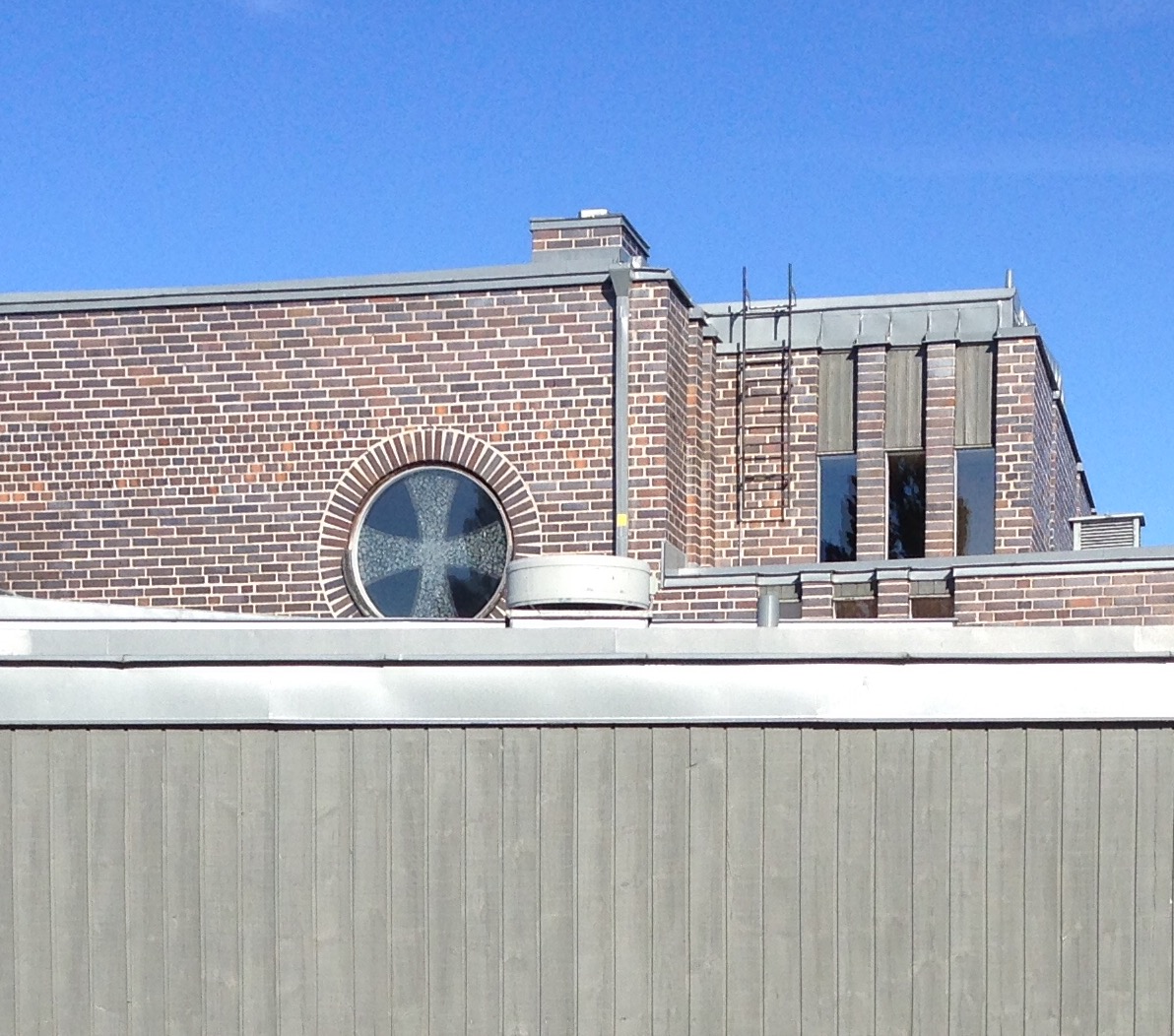 Bild på Visborgskyrkans runda fönster.