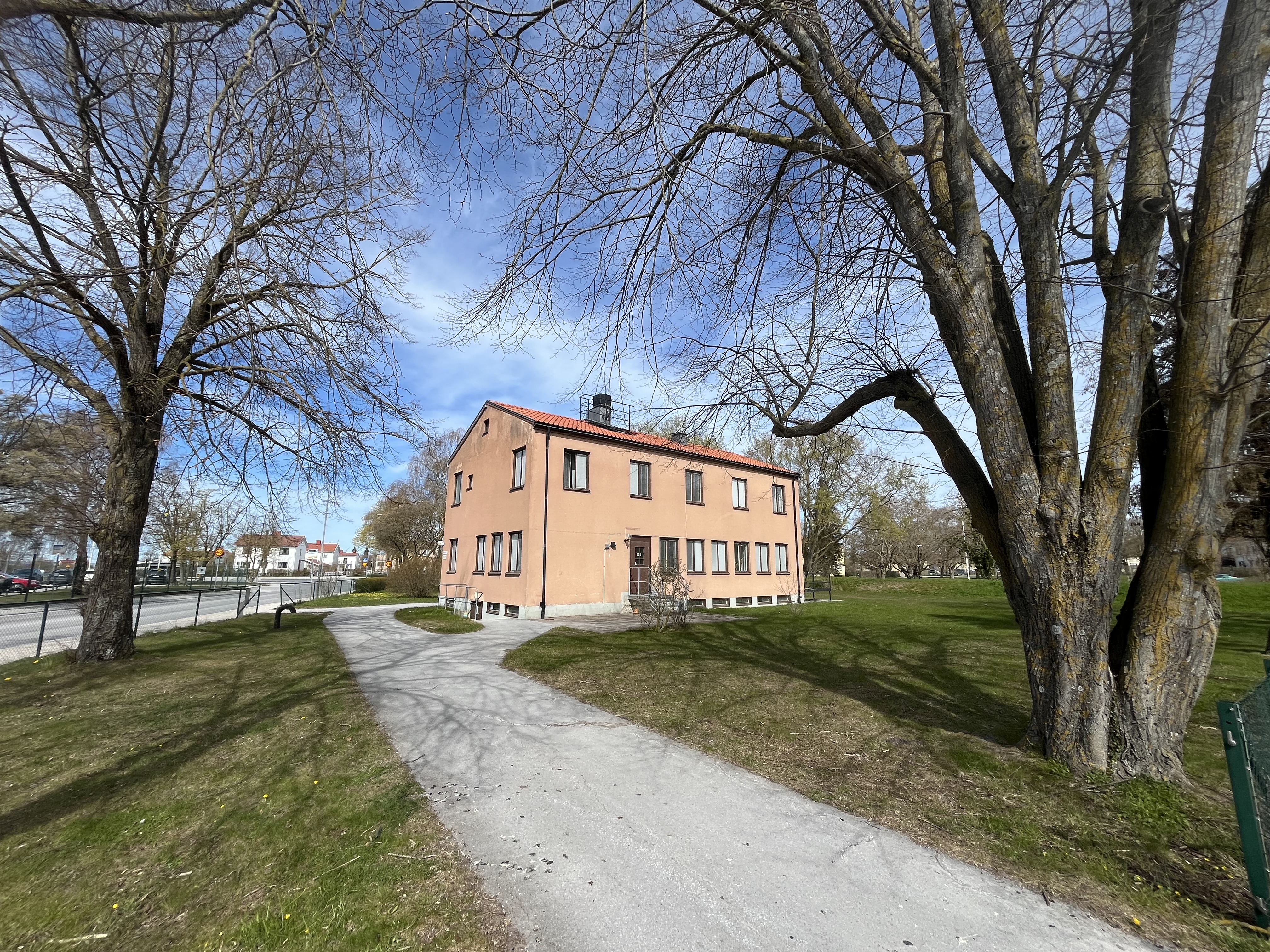 Härbärget Birkagårdens fasad i söder och öster.