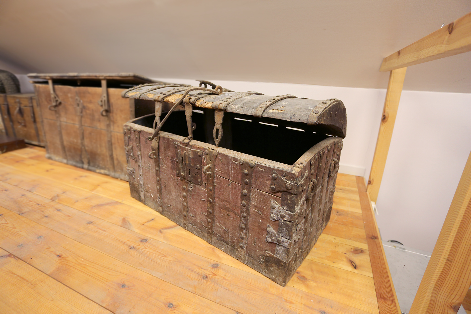 Gammal kista med fyra låsanordningar