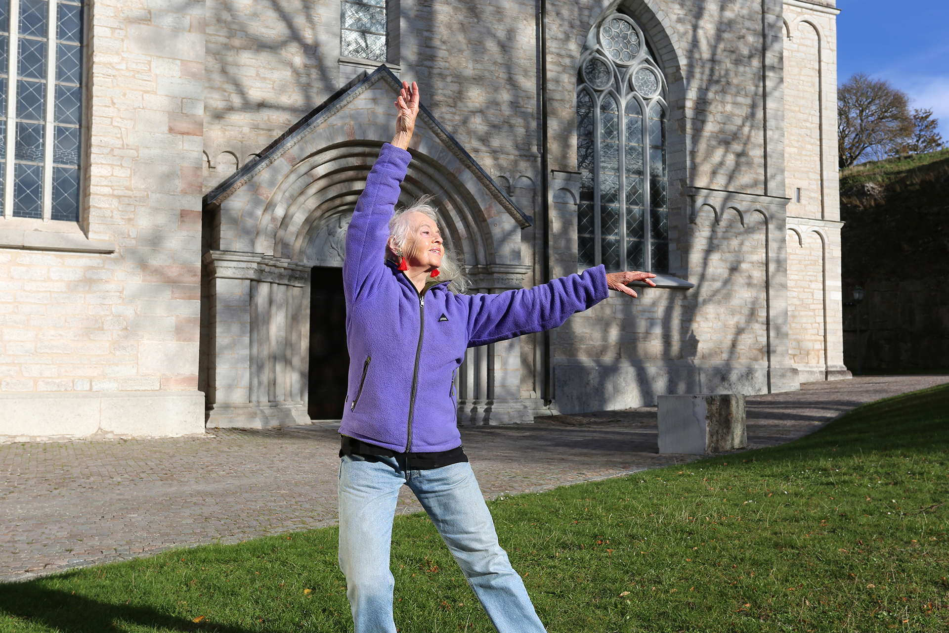 kvinna dansar vid kyrka