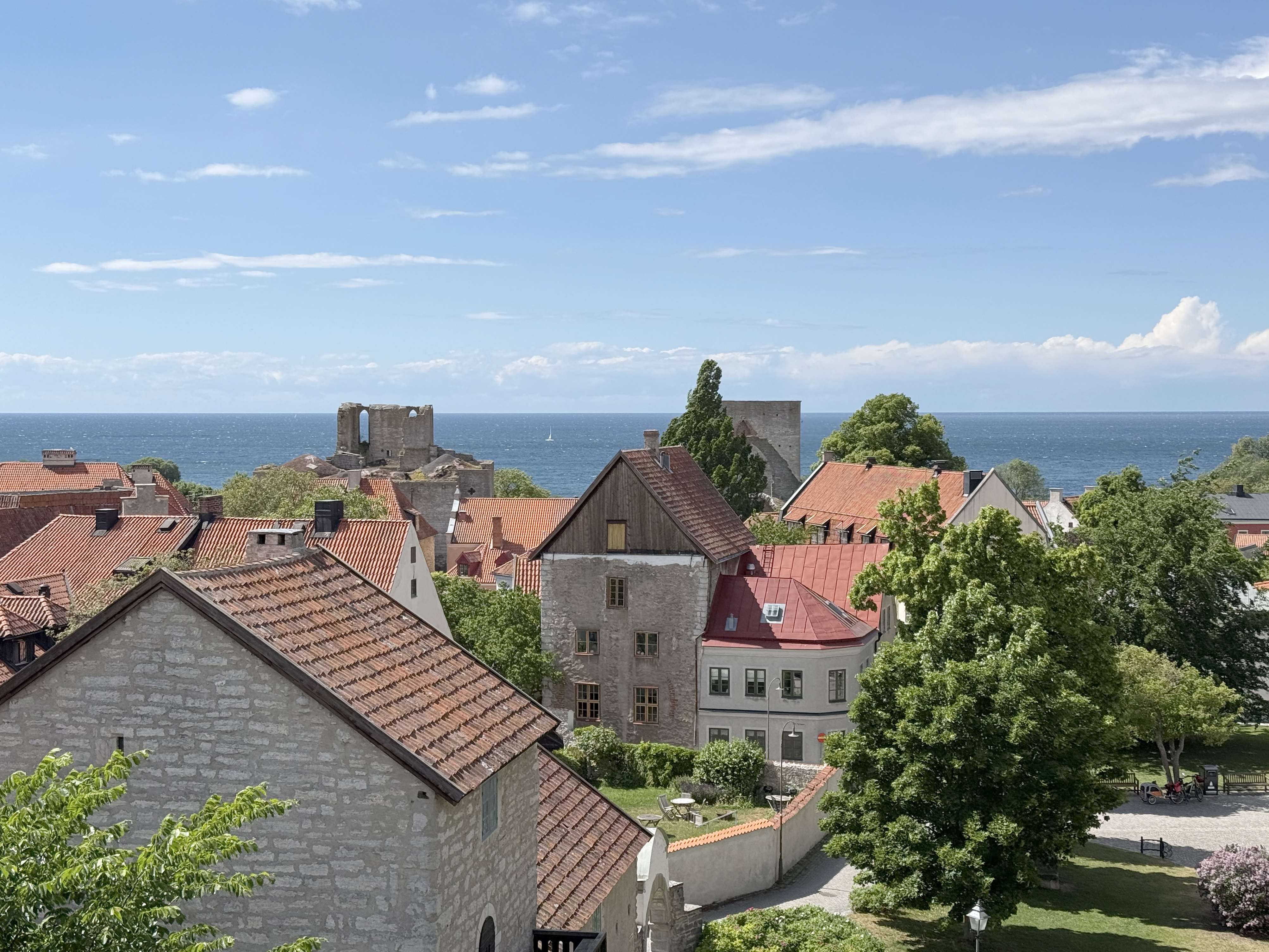 Vy över Visby innerstads tak med Östersjön i fonden.