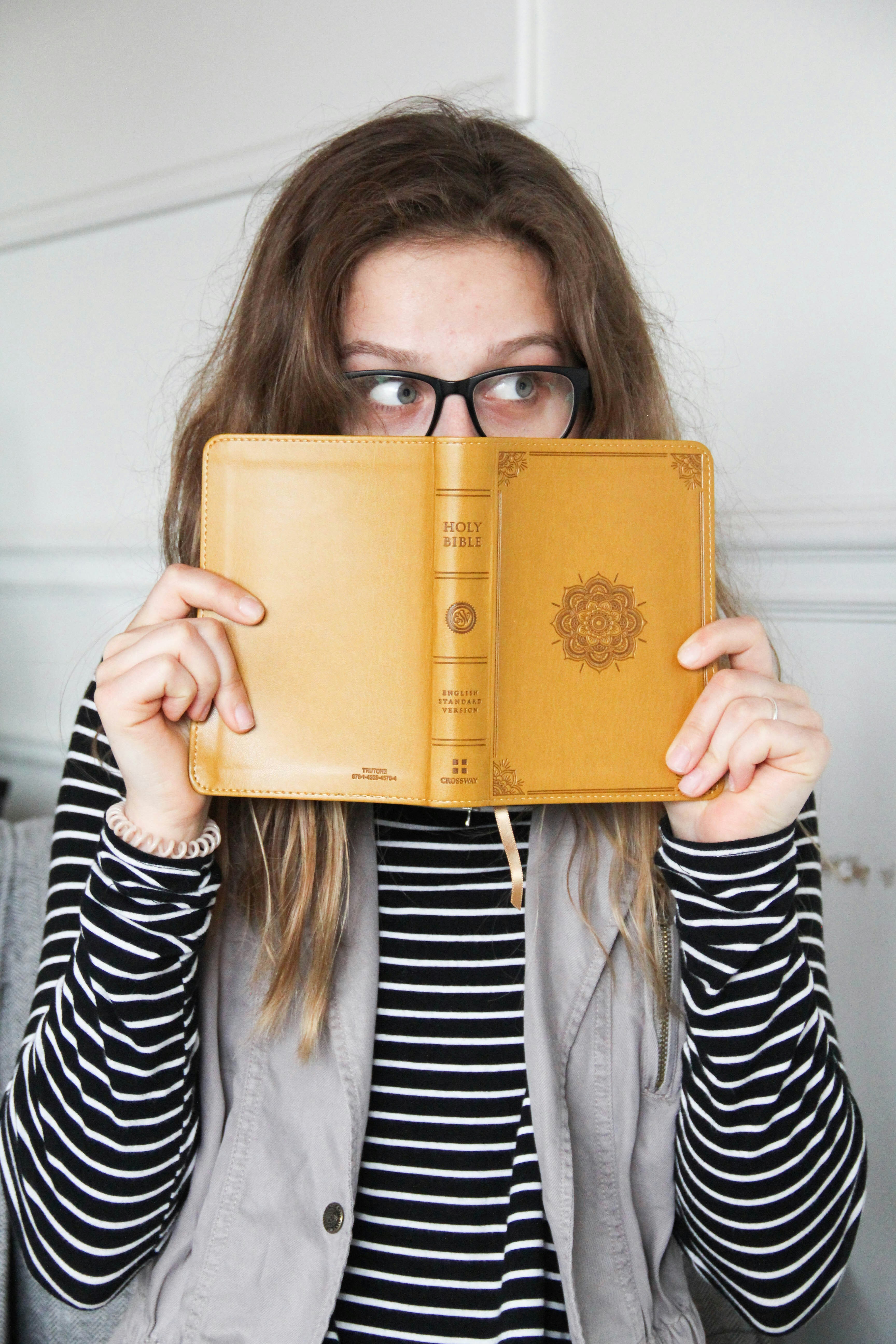 Kvinna med Bibel