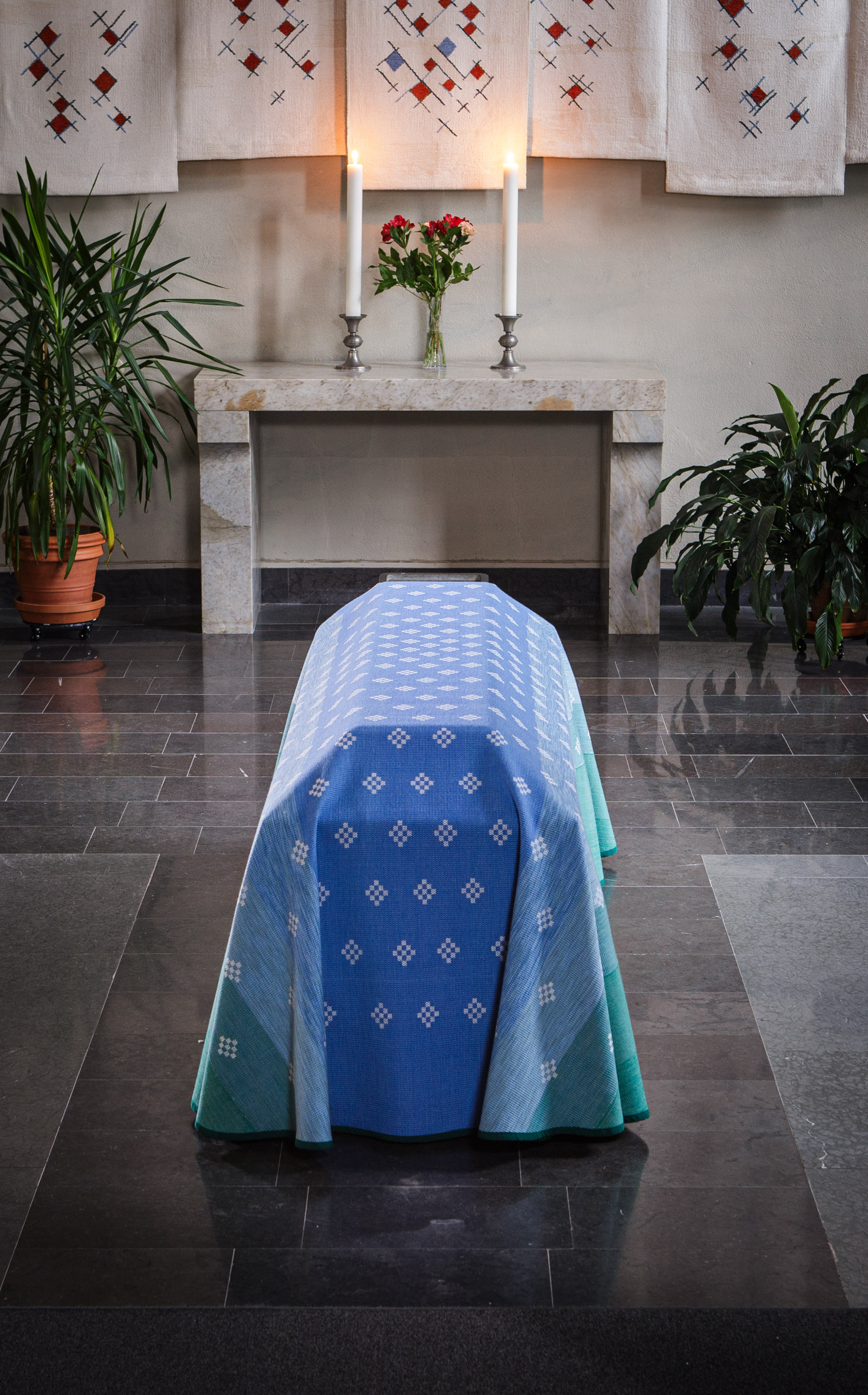 Kista klädd i bårtäcke