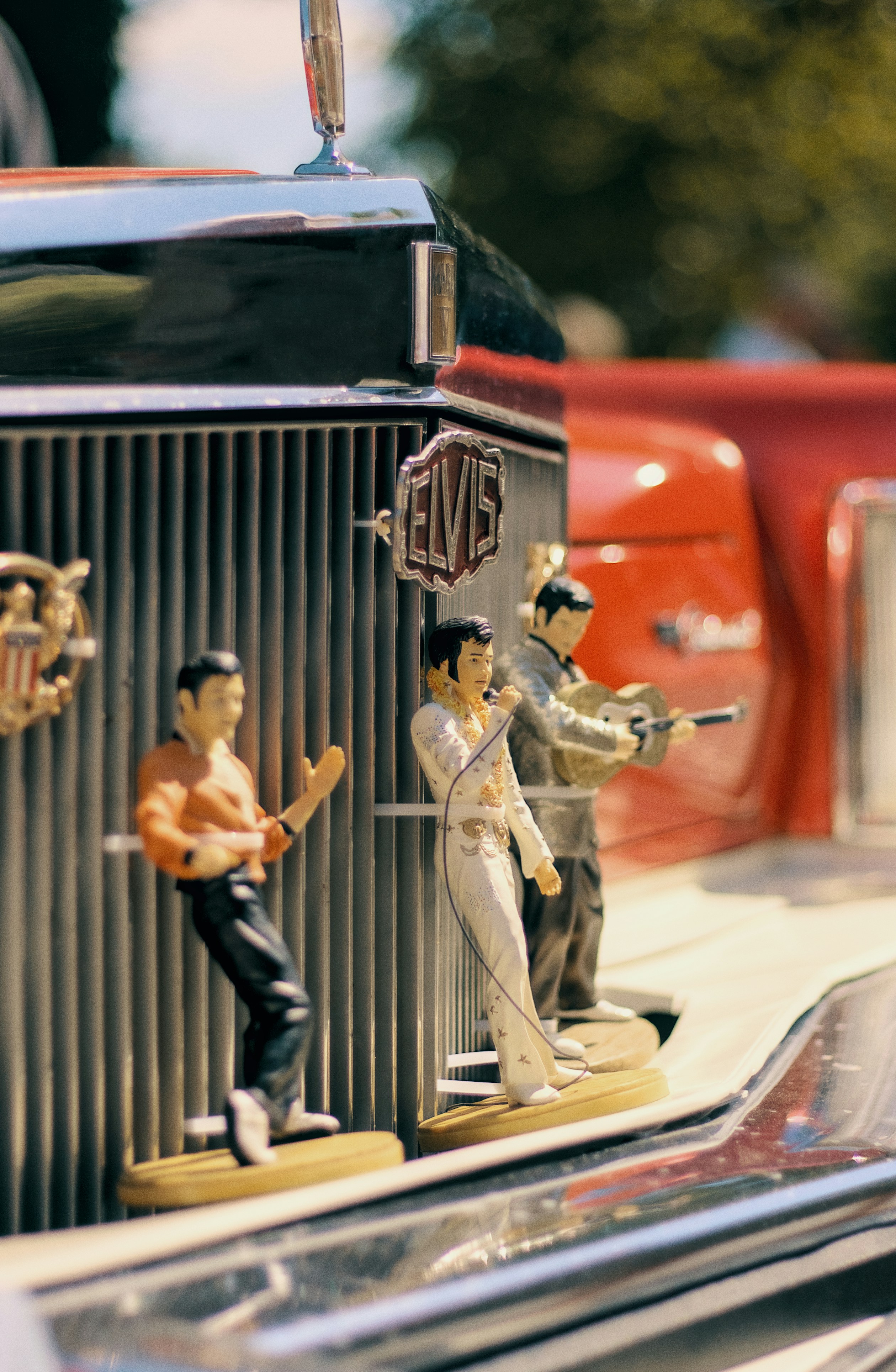 En bil med en Elvisfigur