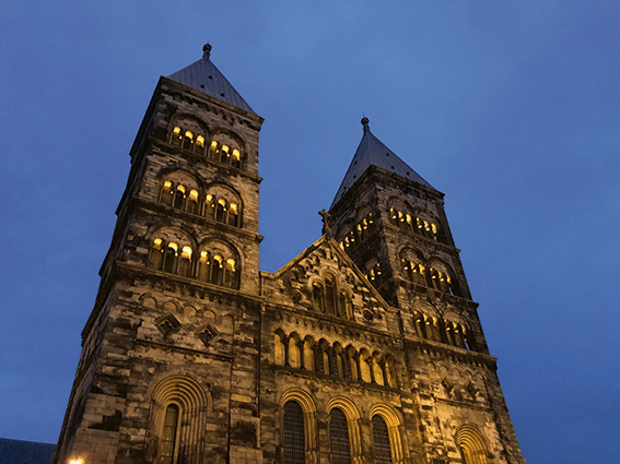 Lunds domkyrkas två upplysta torn mot en mörkblå himmel
