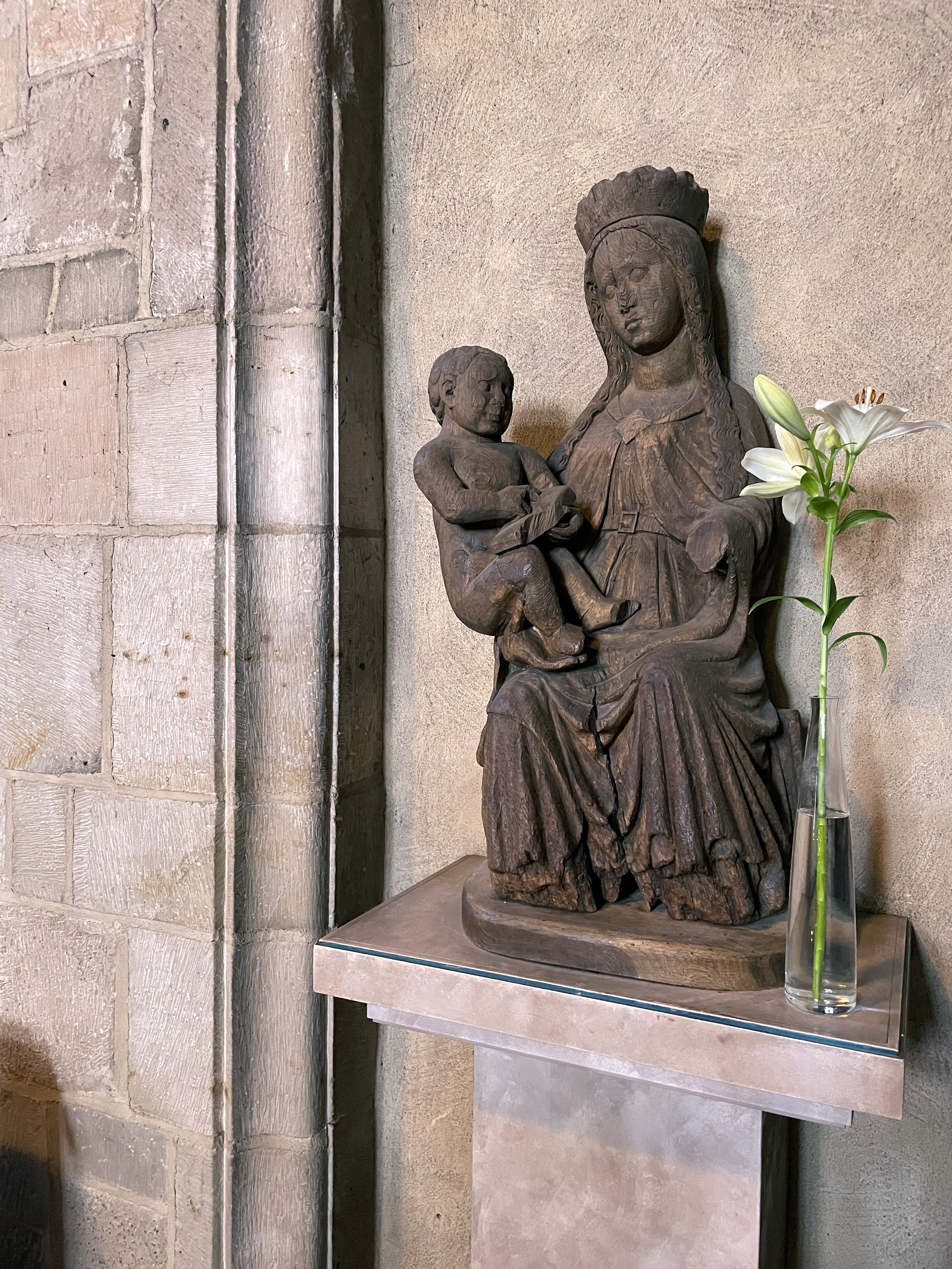 Träfigur som föreställer Madonnan och barnet.