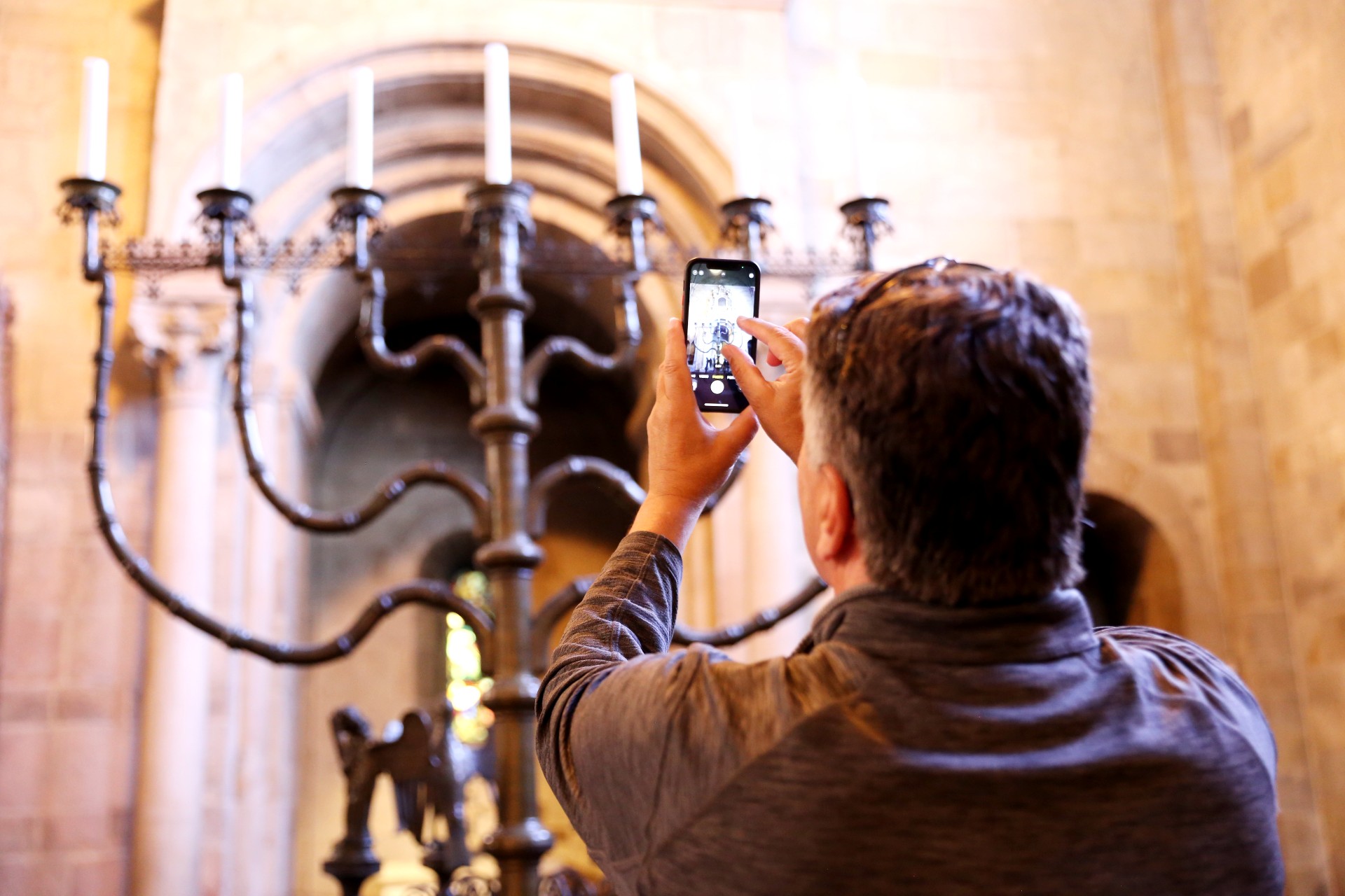 En man går digital rundtur i Lunds domkyrka
