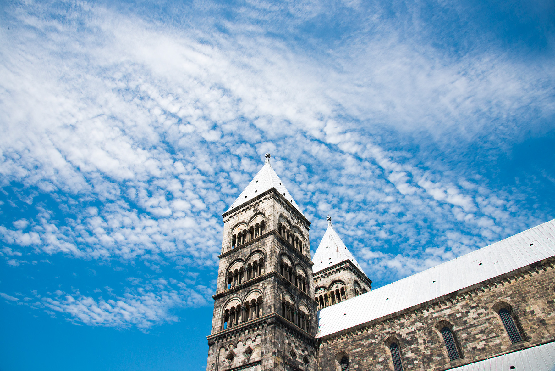 Domkyrkans två torn mot en blå himmel med lätta moln