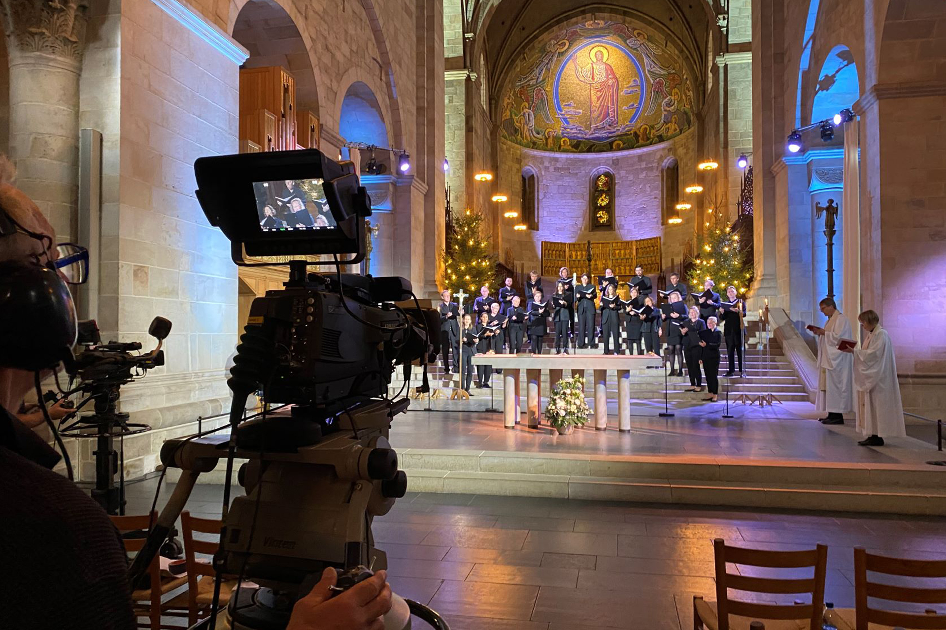 En kameraman spelar in när en kör sjunger i en gudstjänst i Domkyrkan.