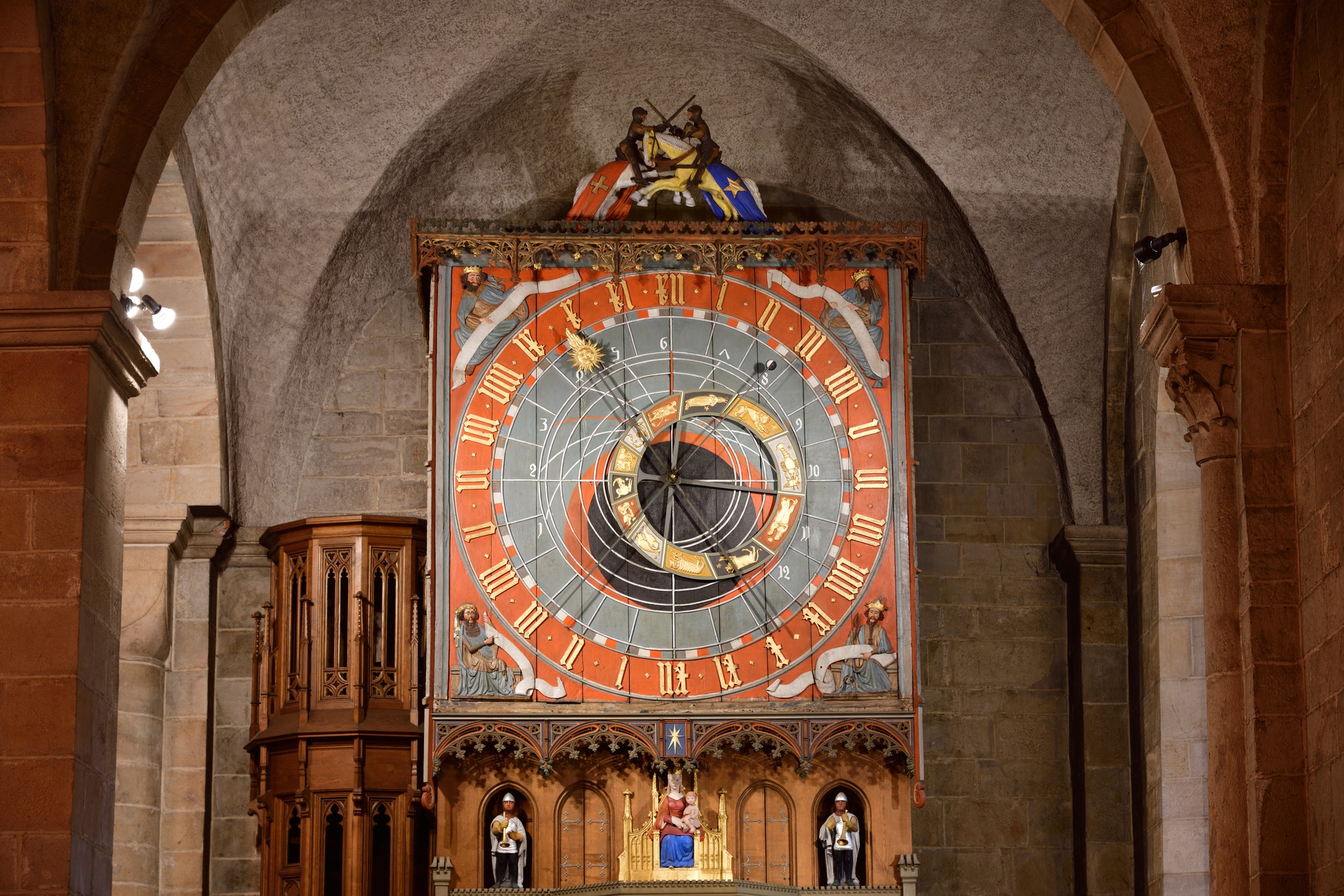 Bilden visar överdelen av uret i Domkyrkan.