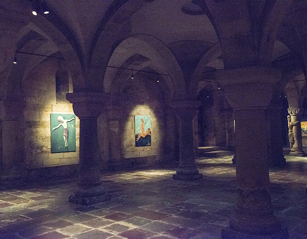 Konstverk på väggarna i kryptan.