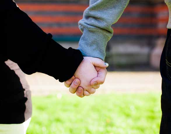 Två händer som håller i varandra