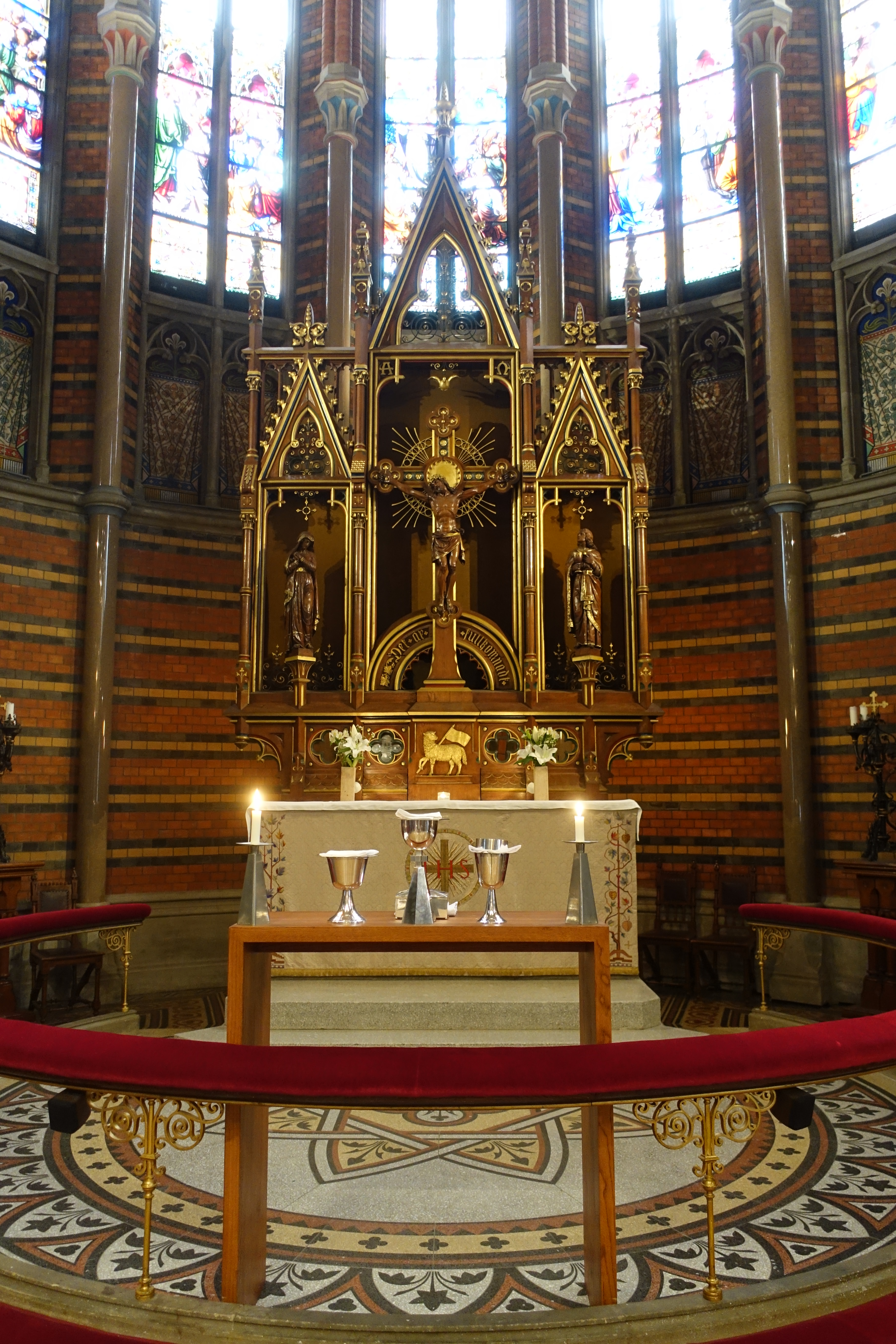 Koret, framför koret står ett altare dukat med nattvardskärl.