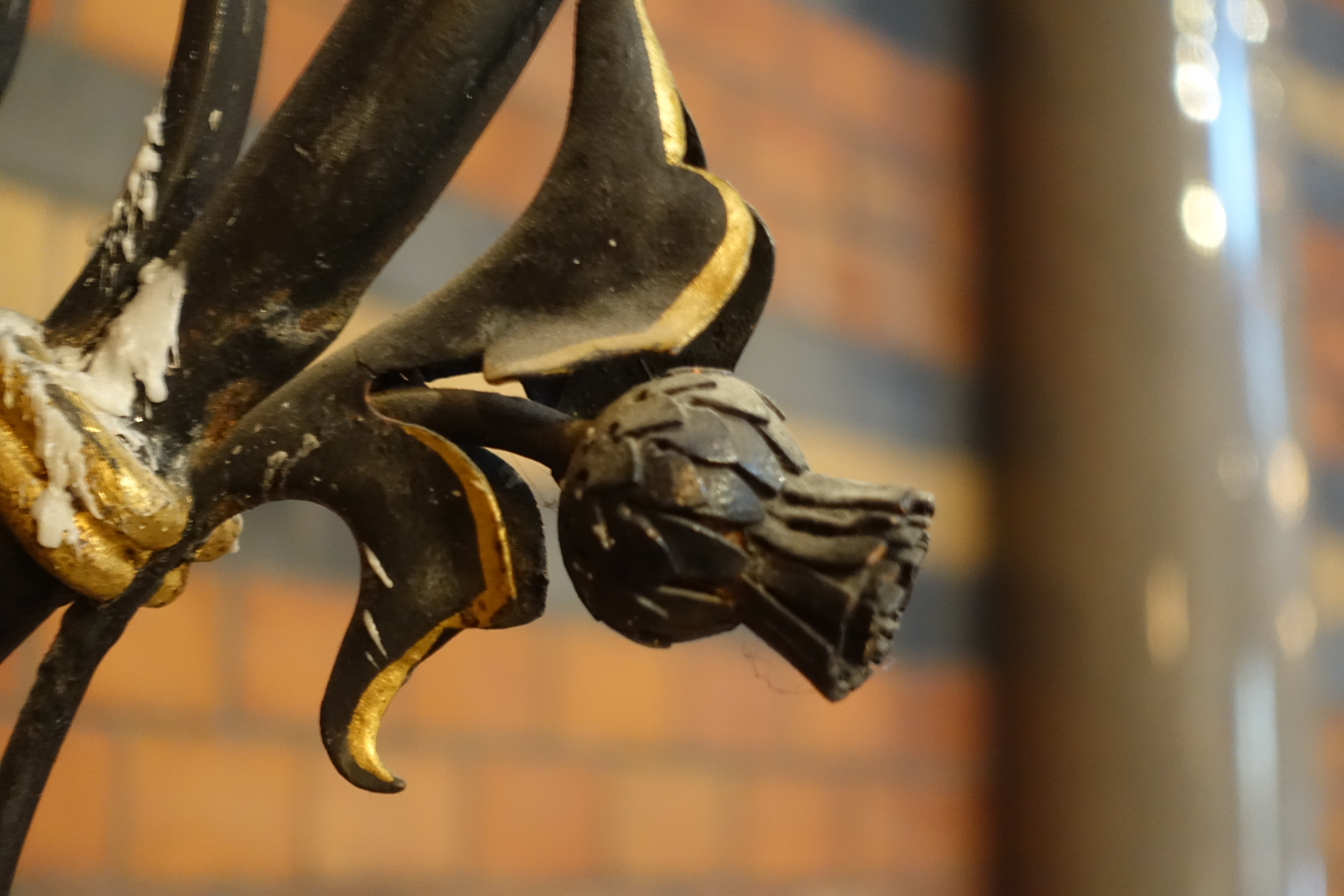 Detalj på de stora kandelabrarna i koret