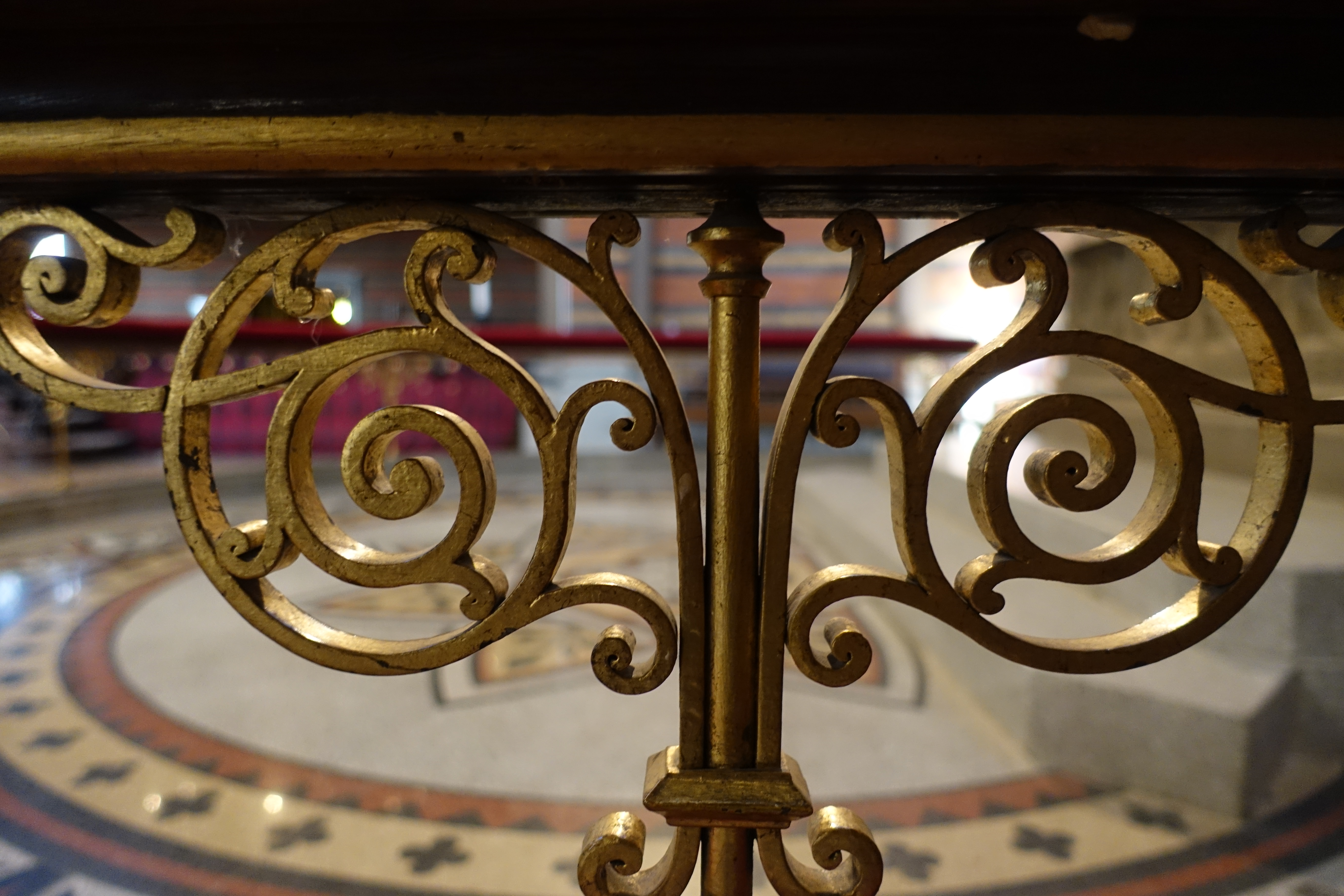 Närbild på mässingsornamenten i korringen