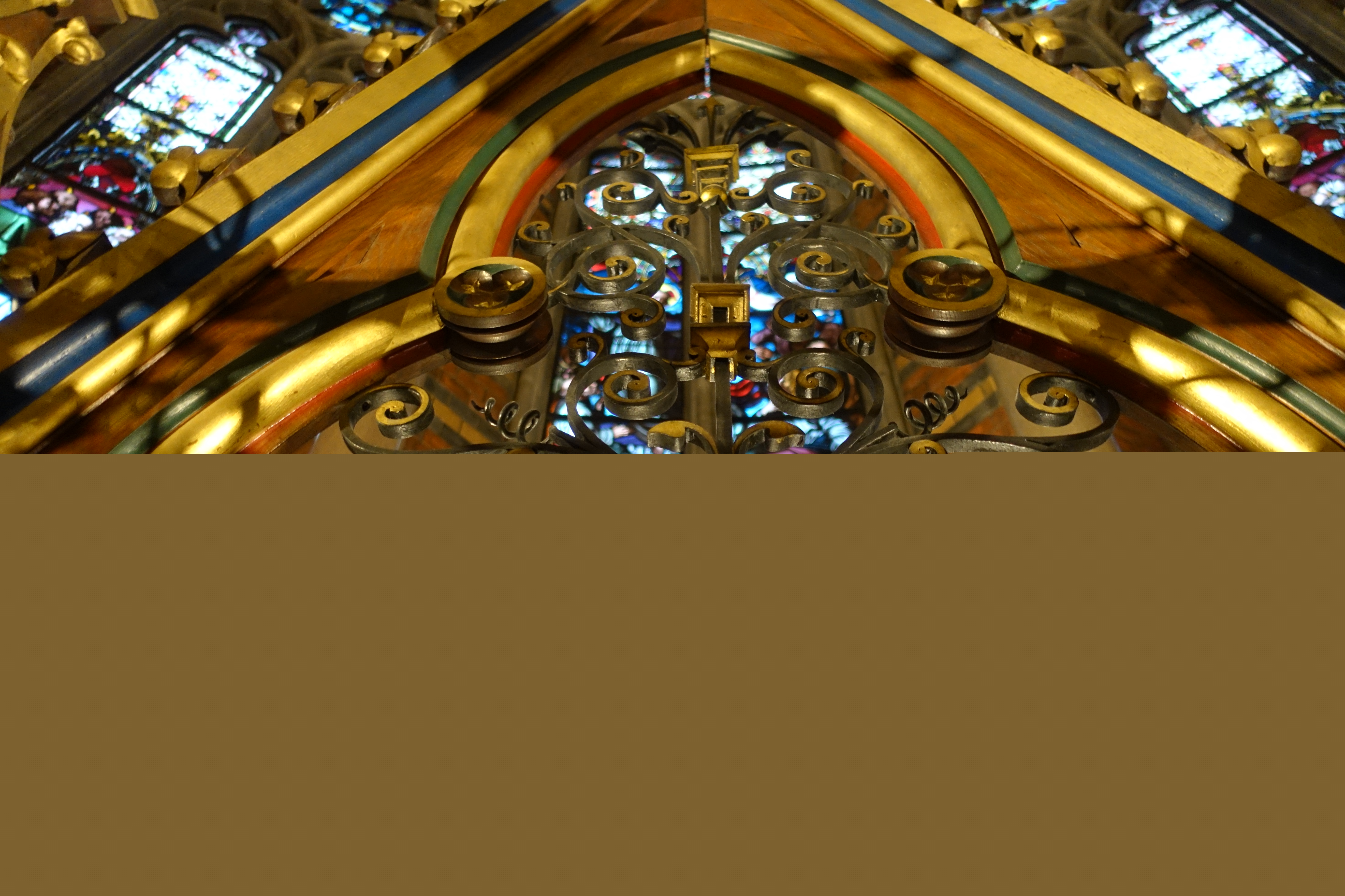 Närbild på altaruppsatsens dekorativa topp.