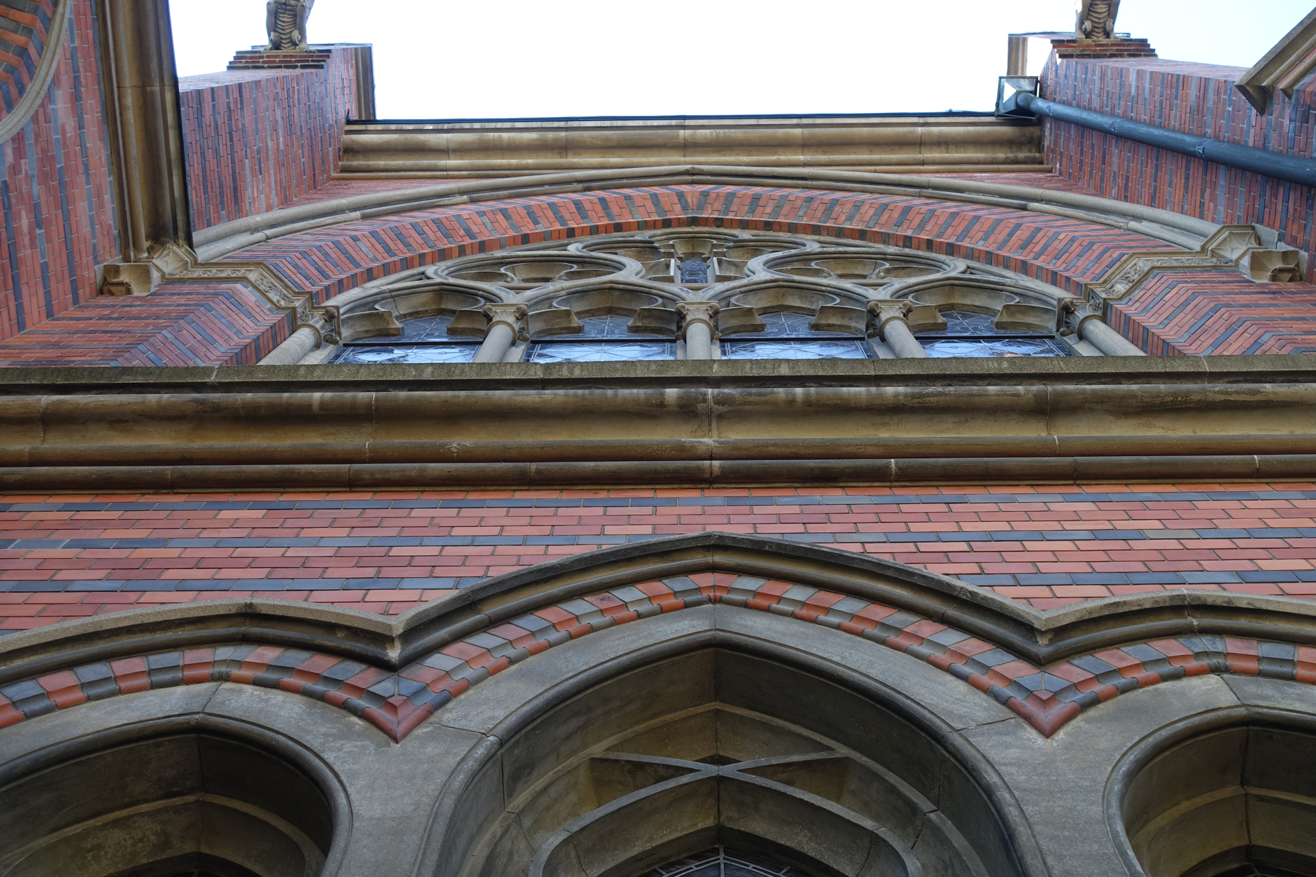 Bild på kyrkans fasad taget snett underifrån.