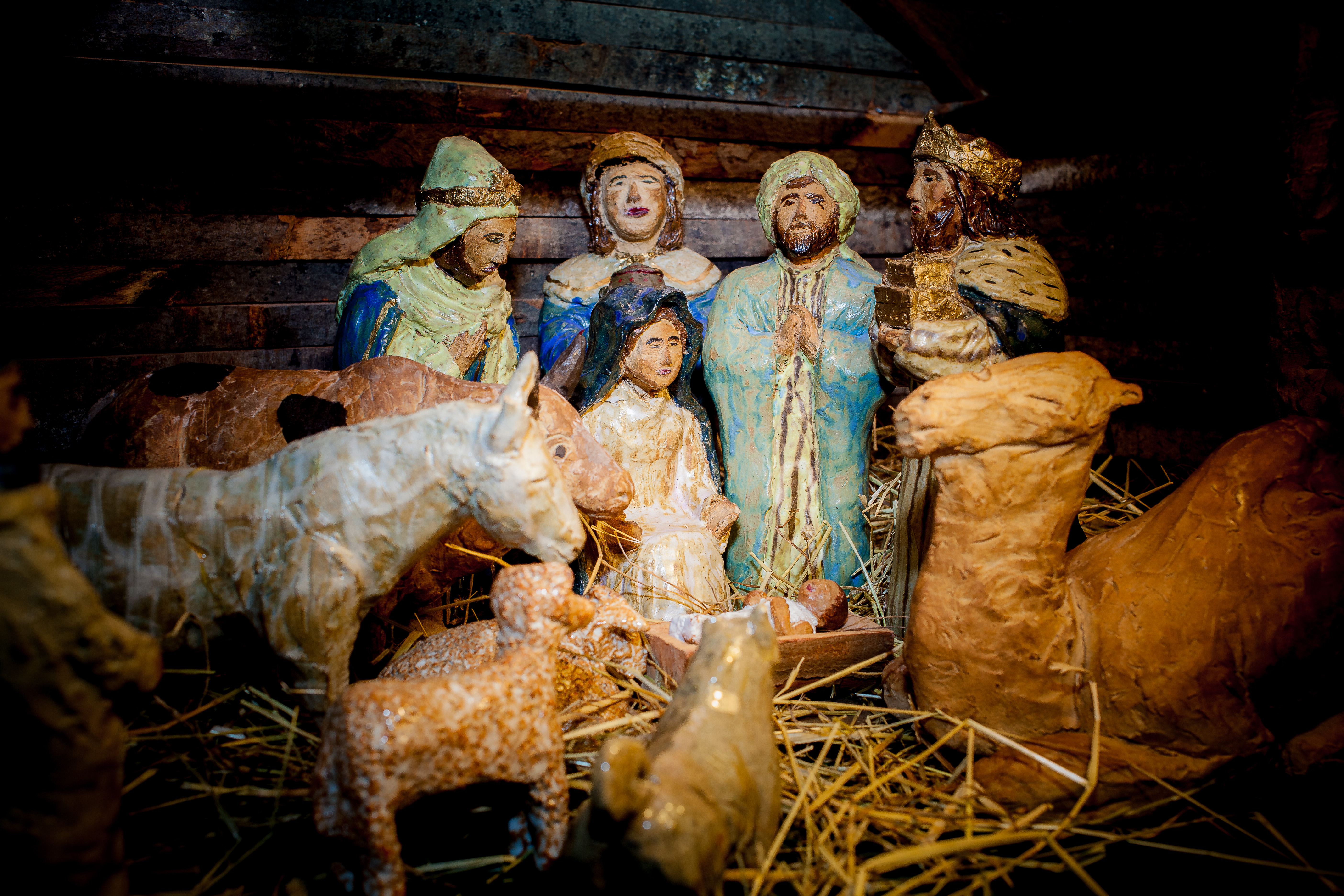 Man ser krubbans figurer framsatta i kyrkans bibellandskap.