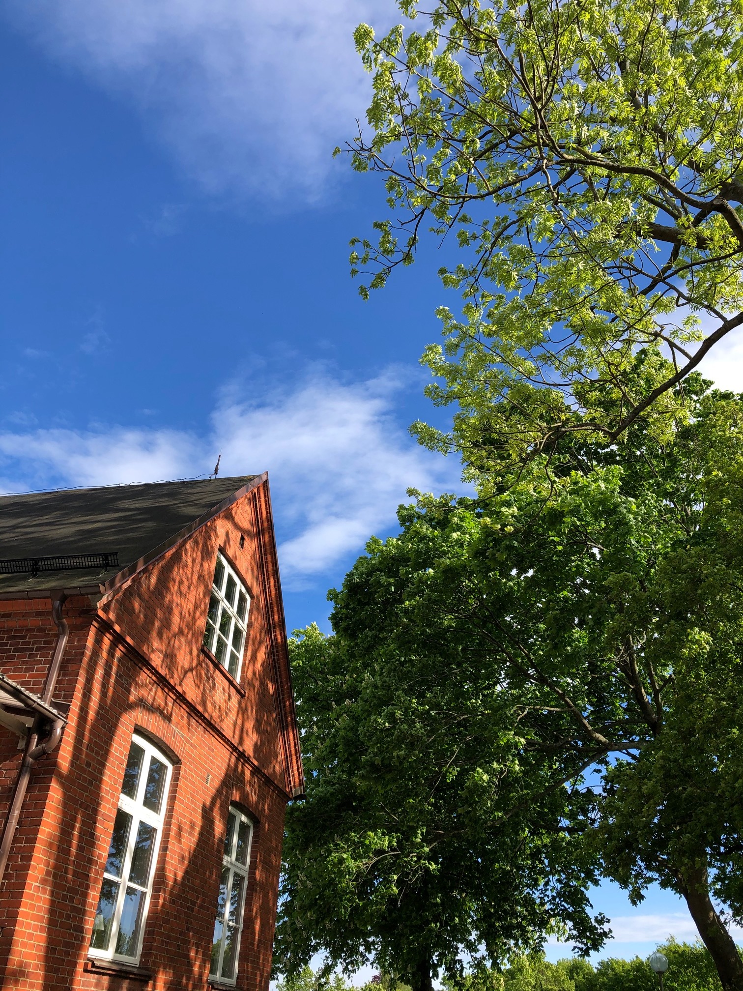 Församlingsgården Nöbbelövsgården husgavel med brunt tegel