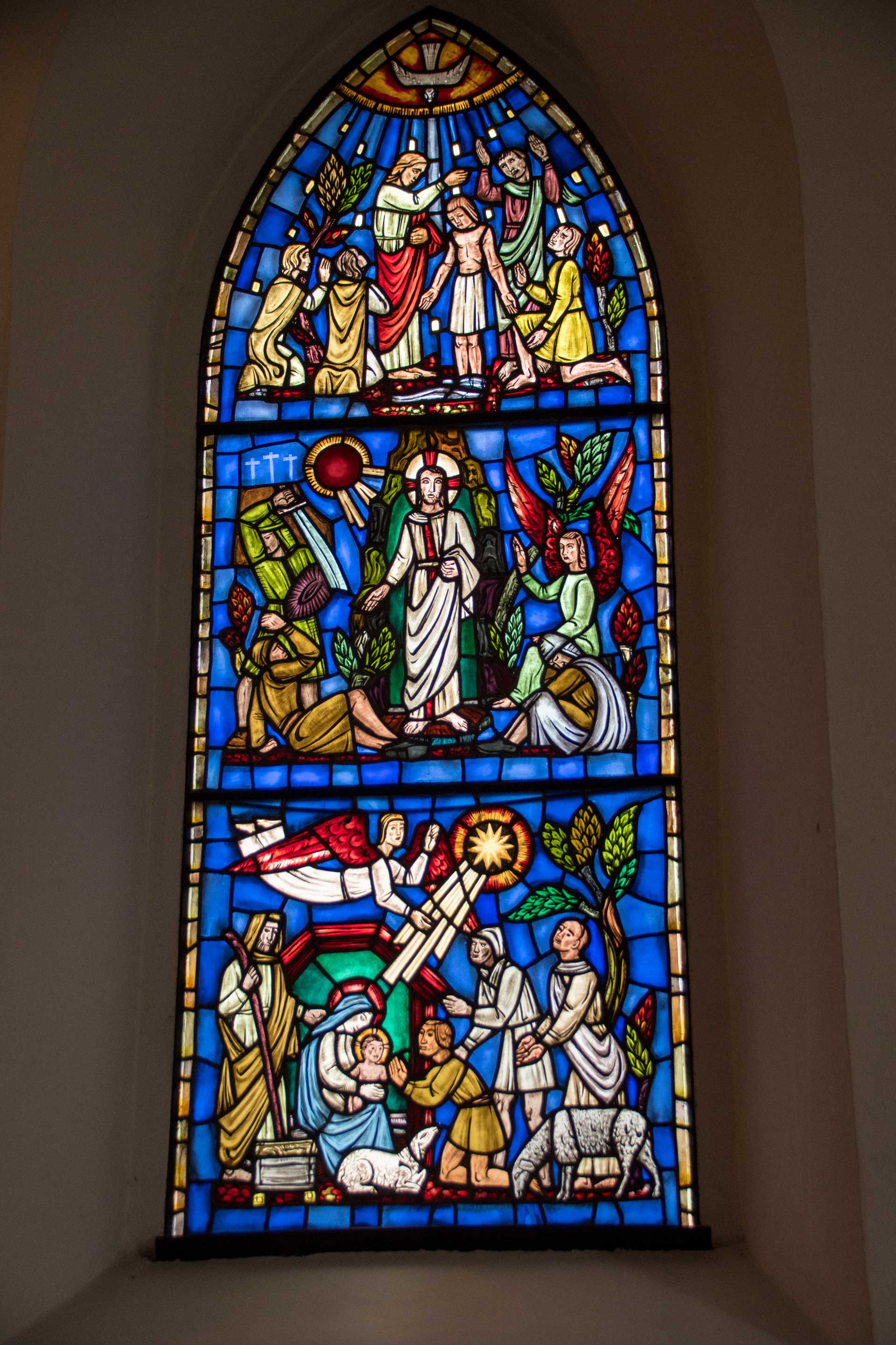 Ett av korfönsterna i Stångby kyrka