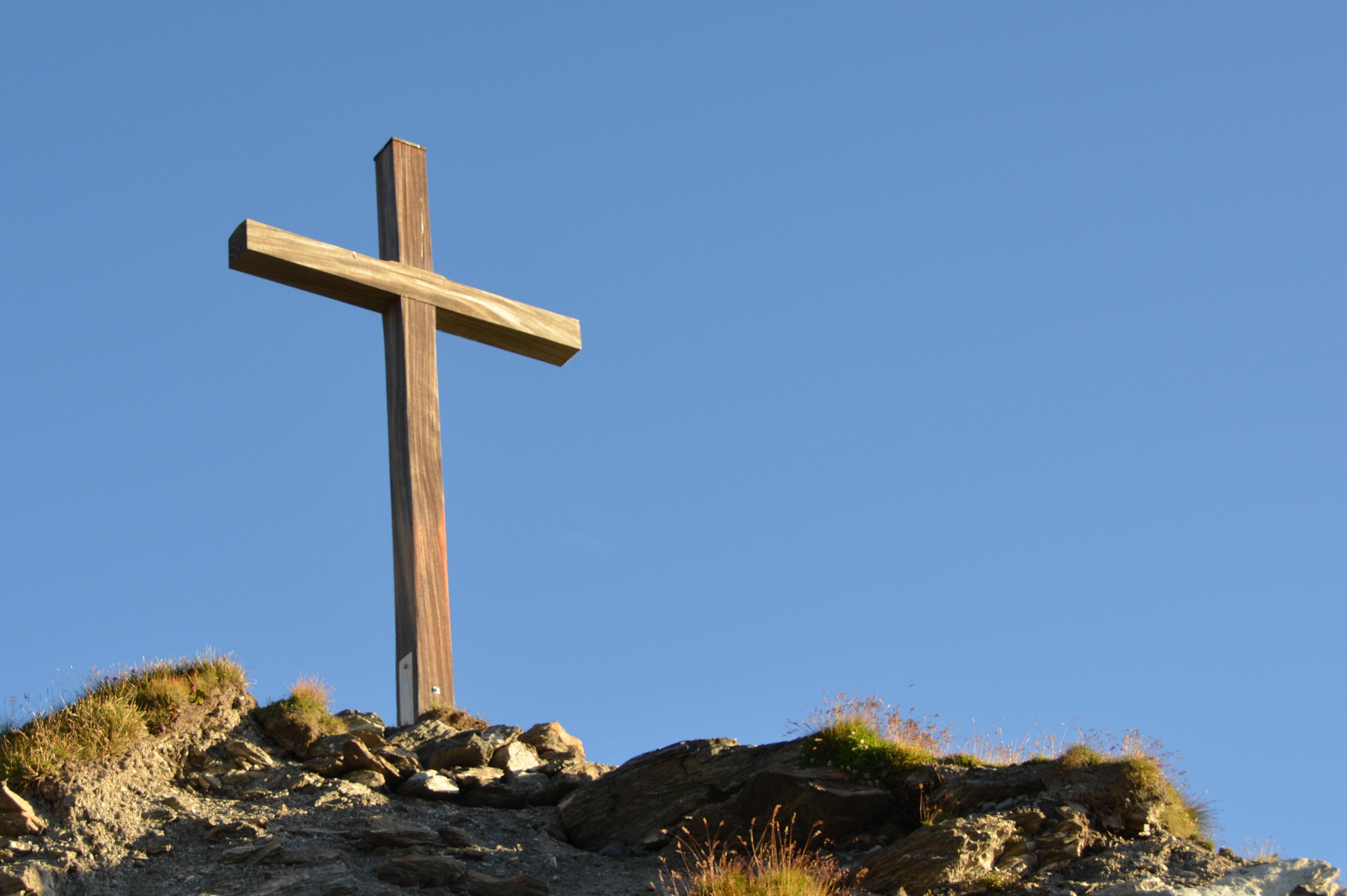 Holzkreuz vor blauem Himmel