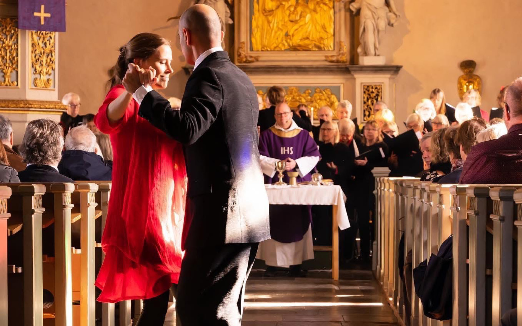 Malin Anderman och Ehsan Shariati dansar tango i kyrkan