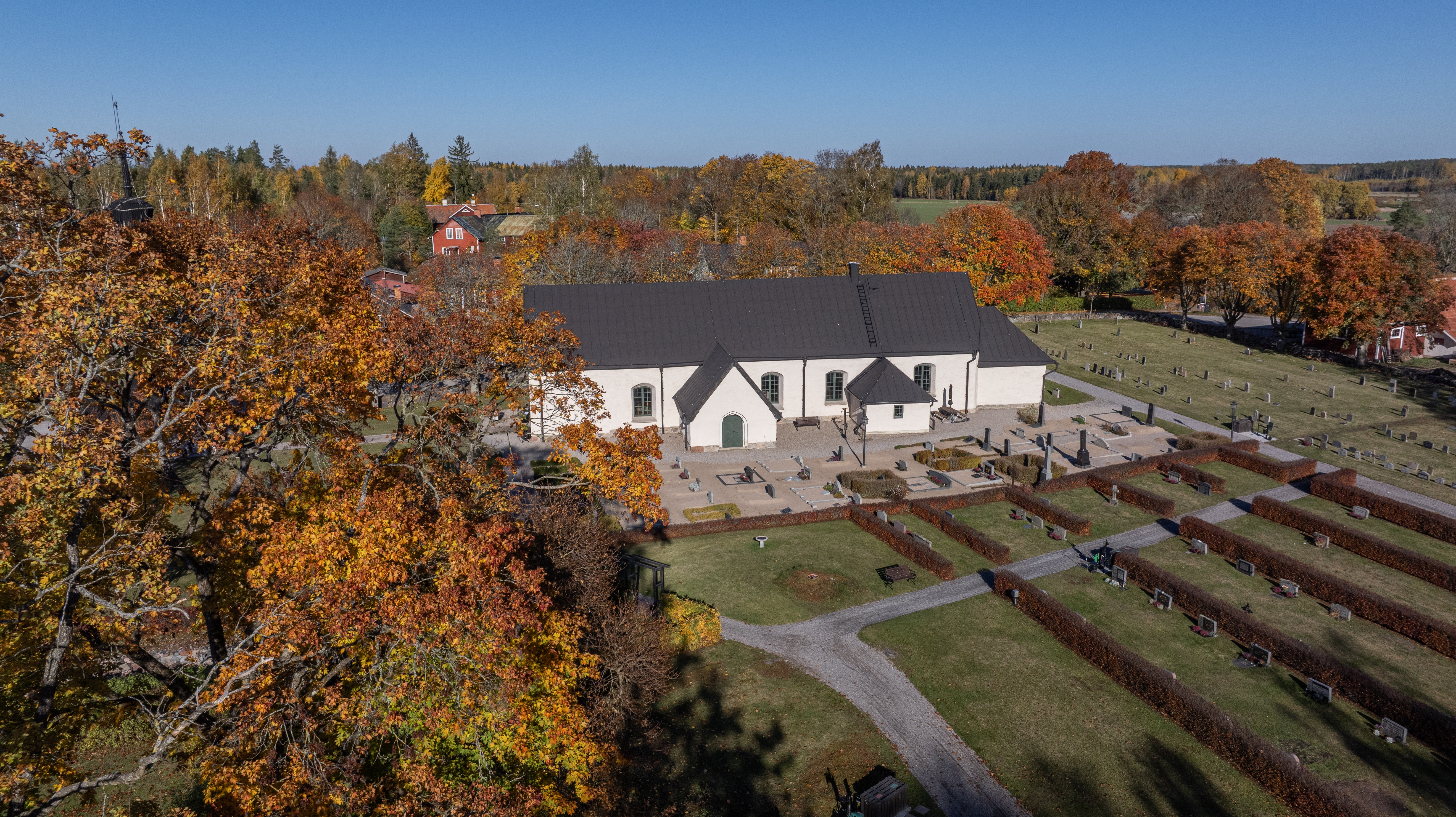 Drönarbild på Västermo kyrka och Västermo kyrkogård