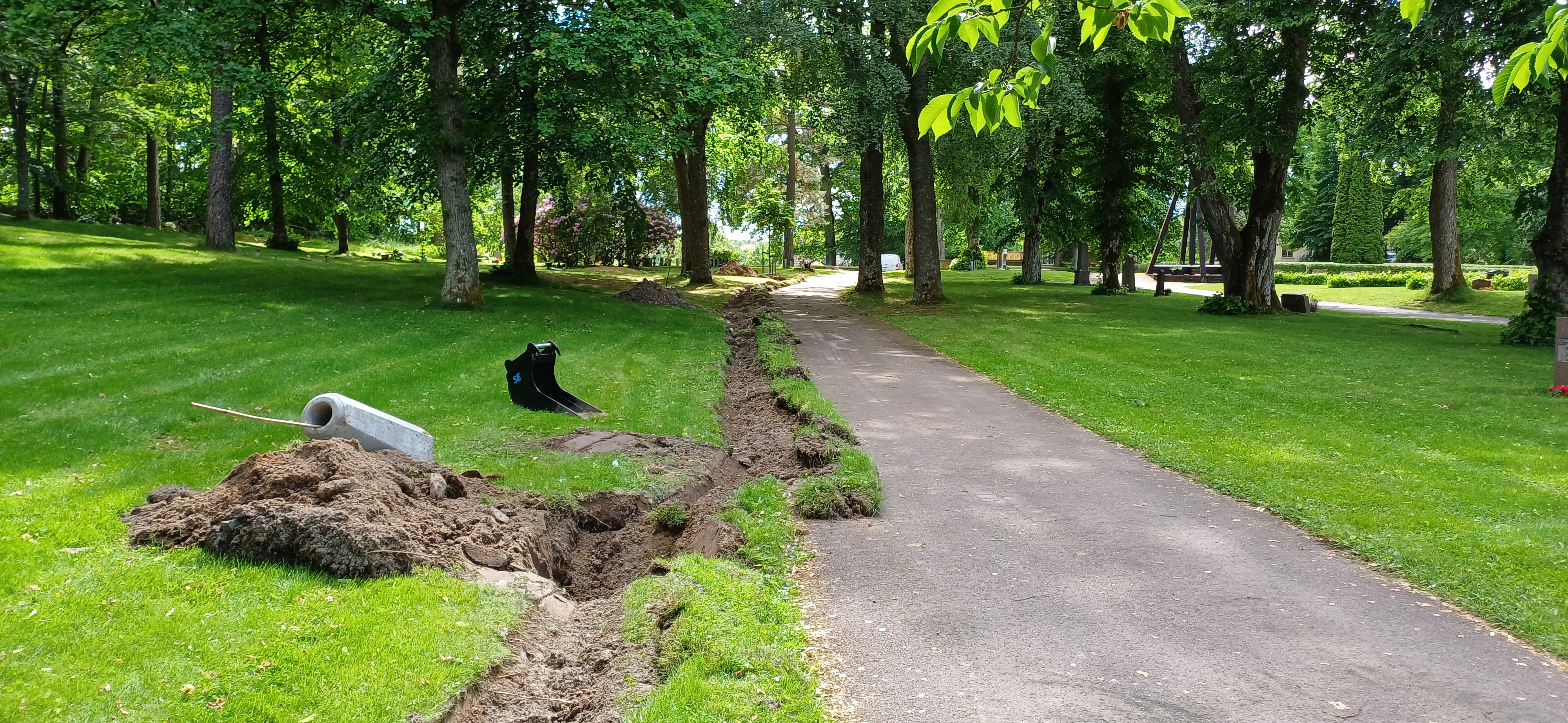 Grävarbeten inför anläggning av ny parkbelysning