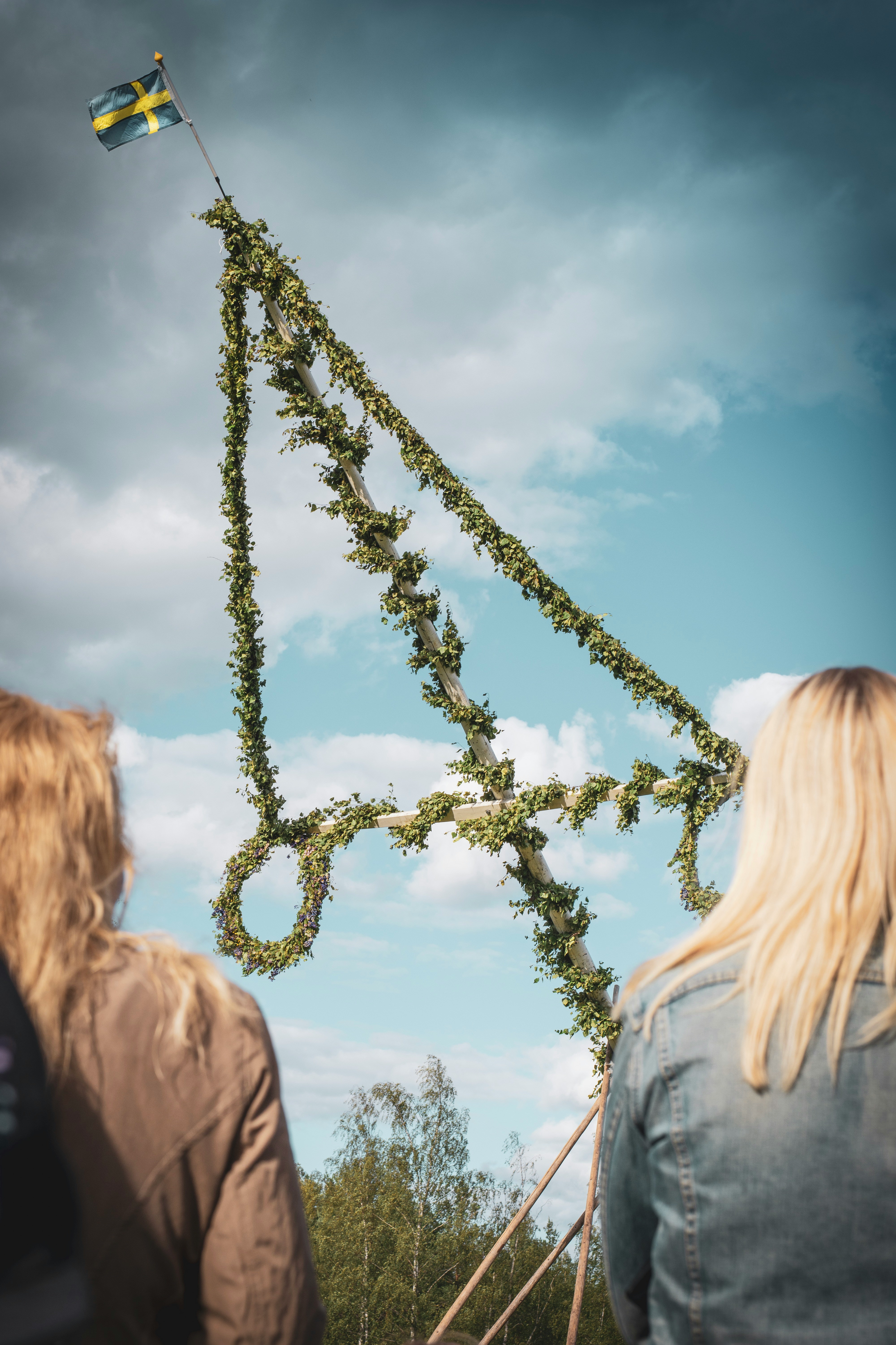 En midsommarstång som reses